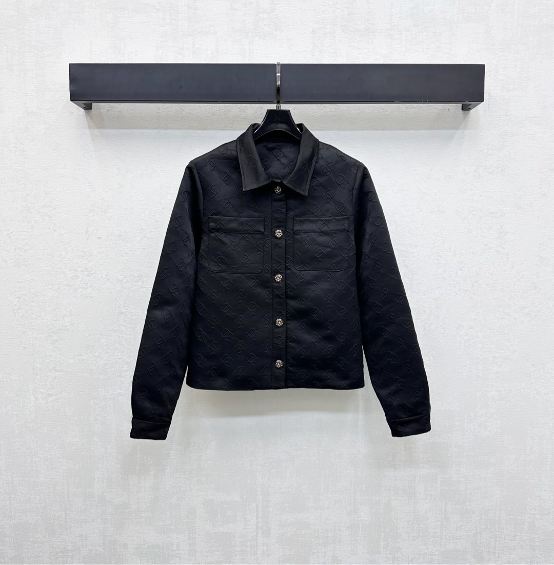 NO:505920,Chane*2025 new product lapel jacquard jacket custom YB imported twill cotton material, comfortable texture, crisp and stylish, full of iconic double C letter embossing elements, highlighting the brand tone, exquisite button adjustment design on the front closure, combined with the symmetrical pocket style decoration on the chest, add layered styling, surface auxiliary materials development Lapel jacket jacket tailoring can be matched with long and shorts in the same series, complete sets of fashionable and fashionable, can also be purchased separately Series development High-end version 36 38 40,,chanel, shorts, jackets & coats, jackets & coats, alexander wang19860909Chane*2025新品上架翻领提花夹克外套定制YB进口斜纹棉材质 质感舒适 挺括有型 通体满铺标志性双C字母压花元素 彰显品牌调性 前襟精致纽扣调节设计 配合胸前对称口袋版型装饰 增添造型层次感 面辅料开发 翻领夹克外套剪裁 可搭配同系列长短裤 成套穿搭时髦洋气 也可分开购入搭配 系列开发  高版本36 38 40,,chanel,shorts,jackets & coats,jackets & coats,alexander wang,Women's clothing