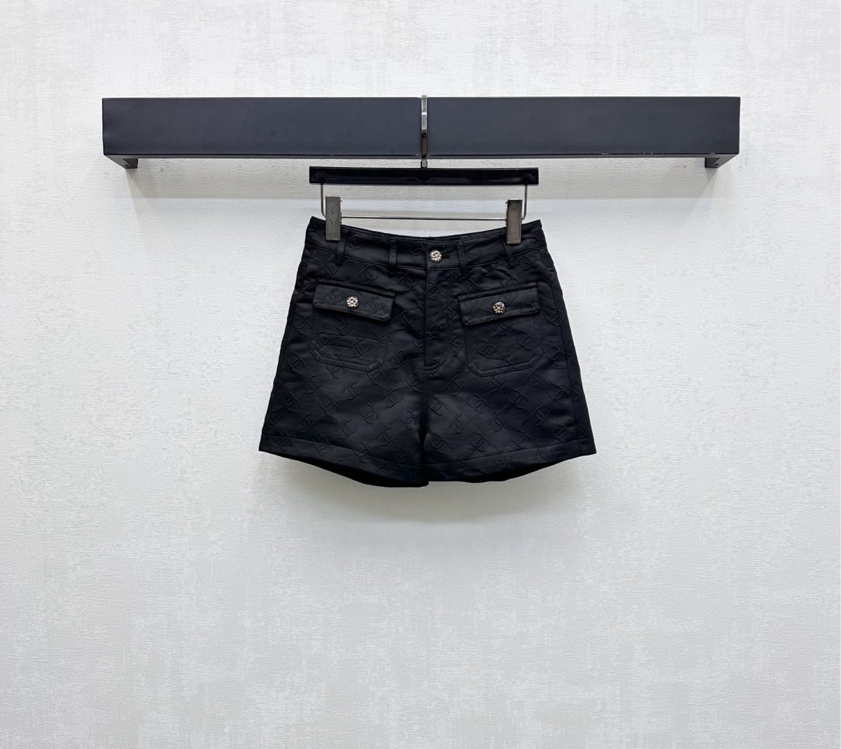 NO:505915,Chane*2025 new product is available for jacquard high-waist shorts. Customized YB imported twill cotton. Comfortable texture. Clever and stylish. The whole body is covered with iconic double C letter embossing elements to highlight the brand tone. Use symmetrical pocket styles to add styling layering. Facial and auxiliary materials development. High-waist button shorts tailored. Can be matched with jackets in the same series. Complete sets of fashion and style. You can also buy them separately. Series development. High-version 36 38 40,,chanel, shorts, jackets & coats, jackets & coats, alexander wang19860909Chane*2025新品上架提花高腰短裤 定制YB进口斜纹棉材质 质感舒适 挺括有型 通体满铺标志性双C字母压花元素 彰显品牌调性 沿用对称口袋版型装饰 增添造型层次感 面辅料开发 高腰系扣短裤剪裁 可搭配同系列夹克外套 成套穿搭时髦洋气 也可分开购入搭配 系列开发  高版本36 38 40,,chanel,shorts,jackets & coats,jackets & coats,alexander wang,Women's clothing