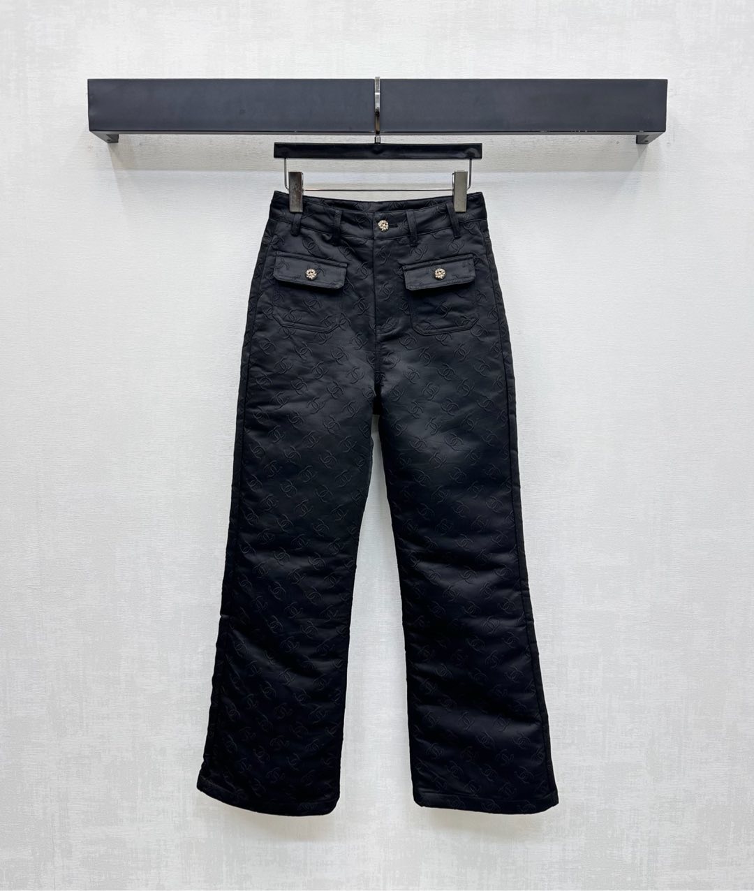 NO:505910,Chane*2025 new product is available on the shelves of Jacquard High-waisted Straight-leg trousers Customized YB imported twill cotton material Comfortable texture, crisp and stylish, full of iconic double C letter embossing elements, highlighting the brand tone, using symmetrical pocket style decoration, adding layered styling, surface auxiliary materials development High-waisted buckle straight-leg pants tailoring, can be matched with jackets in the same series, complete sets of fashionable and fashionable, can also be purchased separately Series development High-version 36 38 40,,chanel, jackets & coats, jackets & coats, alexander wang19860909Chane*2025新品上架提花高腰直筒长裤定制YB进口斜纹棉材质 质感舒适 挺括有型 通体满铺标志性双C字母压花元素 彰显品牌调性 沿用对称口袋版型装饰 增添造型层次感 面辅料开发 高腰系扣直筒裤剪裁 可搭配同系列夹克外套 成套穿搭时髦洋气 也可分开购入搭配 系列开发  高版本36 38 40,,chanel,jackets & coats,jackets & coats,alexander wang,Women's clothing