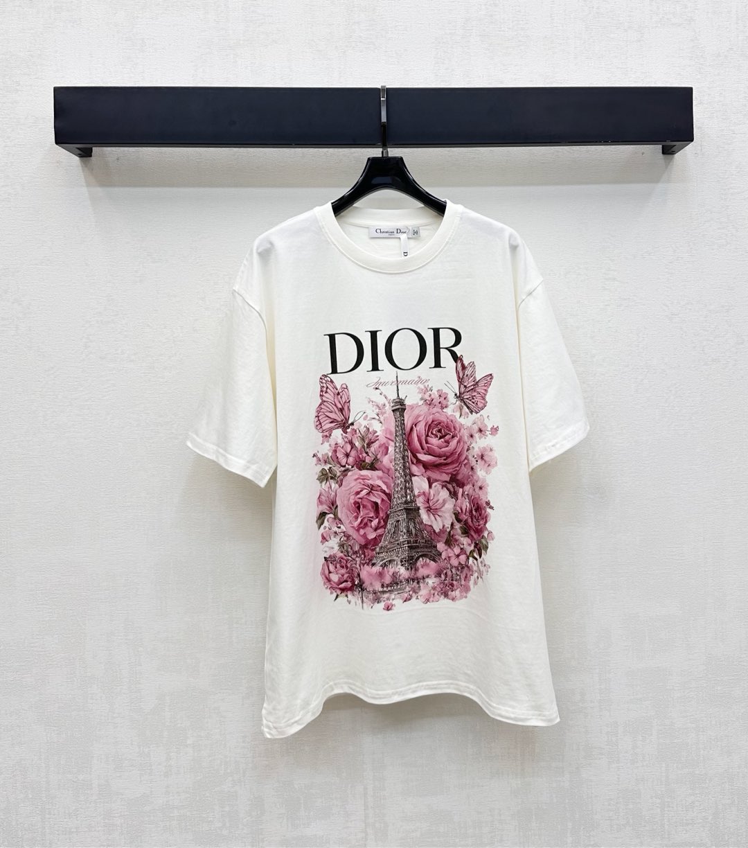 NO:507440,Dio*2025 new product is on the shelves of round neck prints and customized YB imported twill cotton. Breathable and comfortable. Full texture. Made of gram-weight pure cotton. It has a full drape and gives a visual effect of slimming. The front of the chest is restored by printing technology. The ready-made garments are integrated into the butterfly flower pattern elements of the centered Paris Tower. With the interspersed iconic letter logo, the brand tone shows the brand tone and make the fashion sense immediately. The surface and auxiliary materials are developed. Loose round neck short-sleeved T-shirt tailoring. The upper body is fashionable and relaxed. Create a personal style. The inner wear is brilliant and fashionable. High-end version,,dior,T-shirt,tees,t-shirt,alexander wang19860909Dio*2025新品上架圆领印花定制YB进口斜纹全棉材质 透气舒适 质感十足 采用克重纯棉制成 垂坠感十足 呈现显瘦视觉效果 胸前沿用印花工艺还原色彩 成衣融入居中巴黎塔蝴蝶花朵图案元素 配合穿插标志性字母徽标 彰显品牌调性 让时尚高级感立刻显现 面辅料开发 宽松圆领短袖T恤剪裁 上身时髦松弛 打造个性风格 单穿内搭都出彩时髦  高版本,,dior,T-shirt,tees，t-shirt,alexander wang,Women's clothing