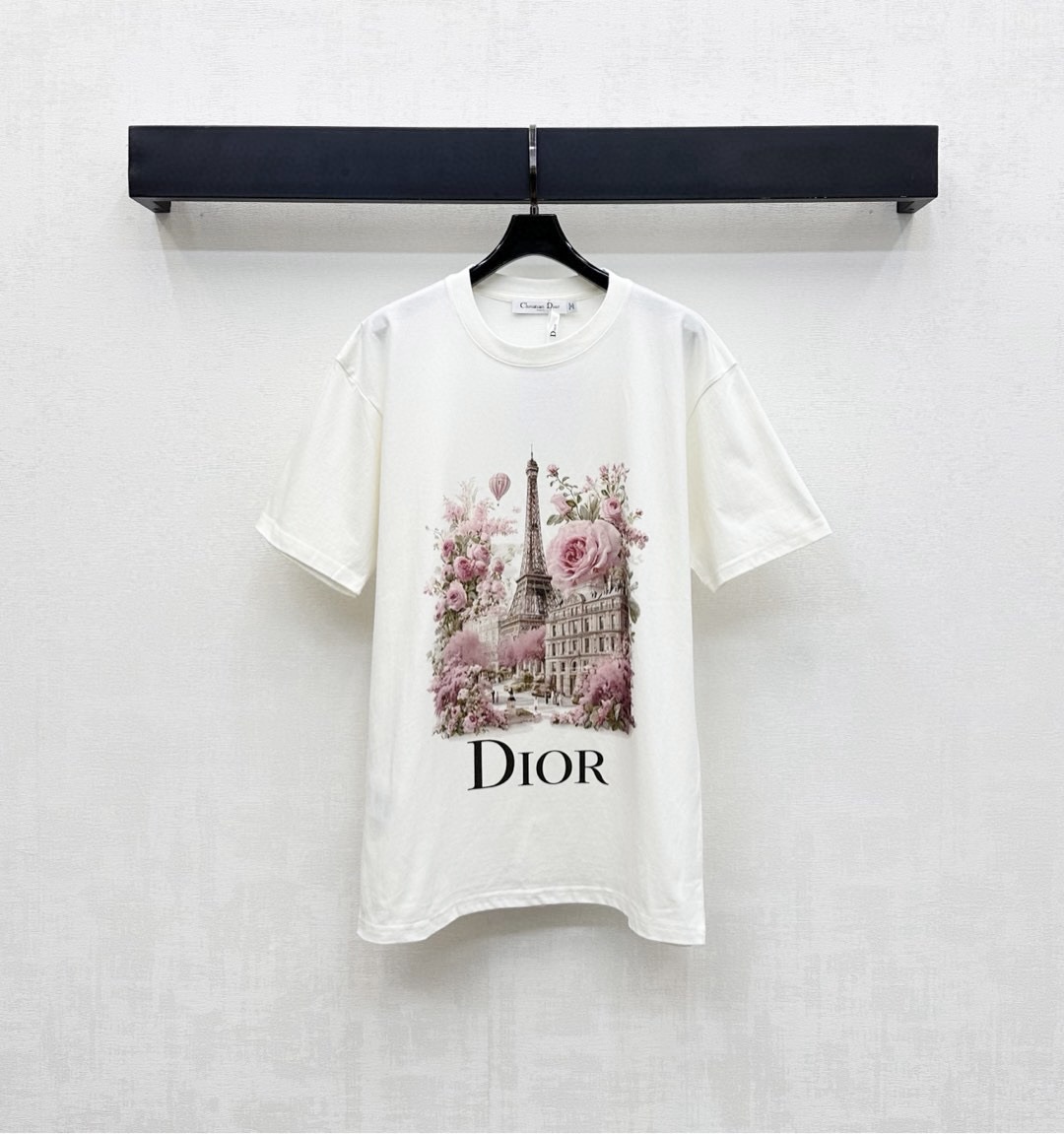 NO:507443,Dio*2025 new product is on the shelves of round neck prints and customized YB imported twill cotton. Breathable and comfortable. Full texture. Made of gram-weight pure cotton. It has a full drape and gives a visual effect of slimming. The front edge of the chest is restored by printing technology. The ready-made garments are integrated into the butterfly flower pattern elements of the city's Paris Tower. With the interspersed iconic letter logo, the brand tone shows the brand tone and make the fashion sense immediately. The surface and auxiliary materials are developed. Loose round neck short-sleeved T-shirt tailoring. The upper body is fashionable and relaxed. Create a personal style. The inner wear is brilliant and fashionable. High-end version,,dior,T-shirt,tees,t-shirt,alexander wang19860909Dio*2025新品上架圆领印花定制YB进口斜纹全棉材质 透气舒适 质感十足 采用克重纯棉制成 垂坠感十足 呈现显瘦视觉效果 胸前沿用印花工艺还原色彩 成衣融入城市巴黎塔蝴蝶花朵图案元素 配合穿插标志性字母徽标 彰显品牌调性 让时尚高级感立刻显现 面辅料开发 宽松圆领短袖T恤剪裁 上身时髦松弛 打造个性风格 单穿内搭都出彩时髦  高版本,,dior,T-shirt,tees，t-shirt,alexander wang,Women's clothing