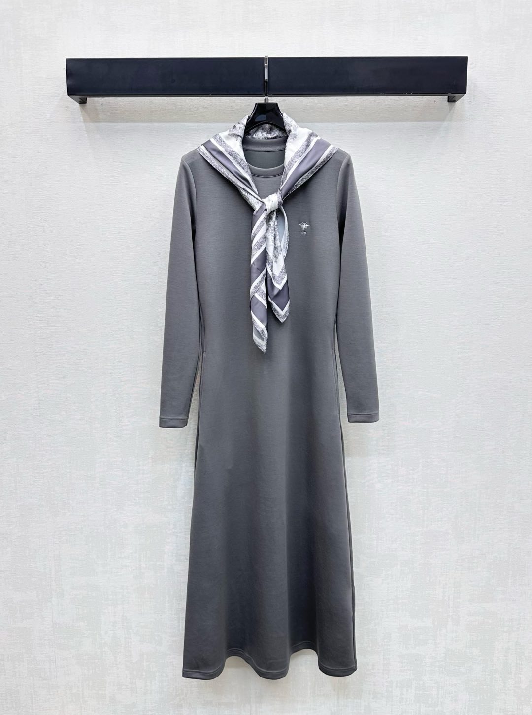 NO:507353,Dio*2025 new product is available for shelves of square scarf long-sleeved dress custom YB imported air cotton material breathable and comfortable, full texture, voxel color base, matched with the chest embroidered logo embroidered with iconic letter embroidery logo decoration, highlighting the brand tone, scarf is integrated into the printed pattern, the upper body is simple and atmospheric to add a sense of styling, facial auxiliary material development, round neck long-sleeved dress tailoring, daily commuting outfits, high-end style, single wear layering, high-end version, dior, skirts, alexander wang19860909Dio*2025新品上架方巾长袖连衣裙定制YB进口空气全棉材质 透气舒适 质感十足 通体素色打底 搭配胸前点缀标志性字母刺绣徽标装饰 彰显品牌调性 丝巾融入印花图案 上身简约大气增添造型层次感 面辅料开发 圆领长袖连衣裙剪裁 日常通勤穿搭高级洋气 单穿叠穿出彩时髦 高版本,,dior,skirts,alexander wang,Women's clothing