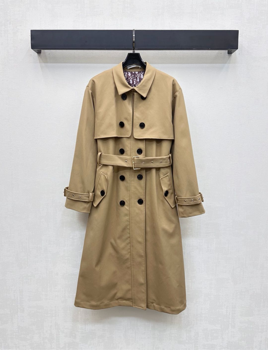 NO:507313,Dio*2025 new product lapel belt windbreaker jacket custom YB imported twill cotton material comfortable and breathable, crisp and stylish, use this cloth perforated belt adjustment, with the plaid button design to add overall layering, the inside is full of iconic letter printing elements, matched with bee CD embroidered logo decoration at the waist, highlighting the brand tone, surface auxiliary material development, lapel long windbreaker style cut, early autumn fashionable and elegant windbreaker temperament, charming British elegance, high version 2 colors,,dior, jackets & coats,alexander wang19860909Dio*2025新品上架翻领腰带风衣外套定制YB进口斜纹全棉材质 舒适透气 挺括有型 沿用本布穿孔腰带调节 配合开襟纽扣设计 增添整体层次感 内里满铺标志性字母印花元素 搭配腰间点缀蜜蜂CD刺绣徽标装点 彰显品牌调性 面辅料开发 翻领长款风衣版型剪裁 早秋时尚优雅风衣 气质魅力英伦优雅  高版本2色,,dior,jackets & coats,alexander wang,Women's clothing