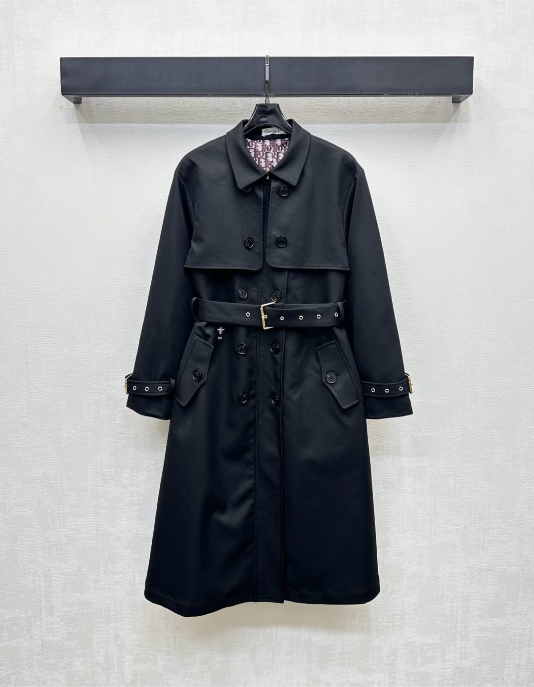 NO:507323,Dio*2025 new product lapel belt windbreaker jacket custom YB imported twill material comfortable and breathable, crisp and stylish, use this cloth perforated belt adjustment, with the plaid button design to add overall layering, the inside is full of iconic letter printing elements, with the belt incorporated into letter logo decoration, highlighting the brand tone, surface auxiliary material development, lapel long windbreaker style cut, early autumn fashionable and elegant windbreaker temperament, charming British elegance, high version,,dior, jackets & coats,alexander wang19860909Dio*2025新品上架翻领腰带风衣外套定制YB进口斜纹绸材质 舒适透气 挺括有型 沿用本布穿孔腰带调节 配合开襟纽扣设计 增添整体层次感 内里满铺标志性字母印花元素 配合腰带融入字母徽标装点 彰显品牌调性 面辅料开发 翻领长款风衣版型剪裁 早秋时尚优雅风衣 气质魅力英伦优雅  高版本,,dior,jackets & coats,alexander wang,Women's clothing