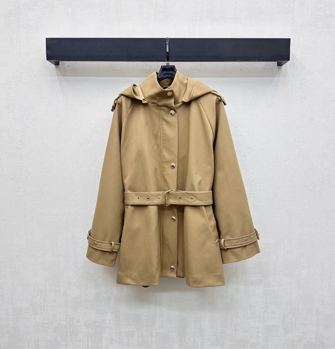 NO:507349,Dio*2025 new product is on the shelves of the removable hooded windbreaker jacket customized YB imported twill cotton material, comfortable and breathable, crisp and stylish, adjust with this fabric perforated belt, matched with the open-clad button design to add overall layering, the inside is full of iconic letter printing elements, matched with bee CD embroidered logo decoration at the waist, highlighting the brand tone, surface auxiliary material development, stand-alone windbreaker jacket style cut, early autumn fashionable and elegant windbreaker, temperament and charming British elegance, high version 2 colors,,dior, jackets & coats,hats,alexander wang19860909Dio*2025新品上架可拆卸连帽风衣外套定制YB进口斜纹全棉材质 舒适透气 挺括有型 沿用本布穿孔腰带调节 配合开襟纽扣设计 增添整体层次感 内里满铺标志性字母印花元素 搭配腰间点缀蜜蜂CD刺绣徽标装点 彰显品牌调性 面辅料开发 立领风衣外套版型剪裁 早秋时尚优雅风衣 气质魅力英伦优雅  高版本2色,,dior,jackets & coats,hats,alexander wang,Women's clothing