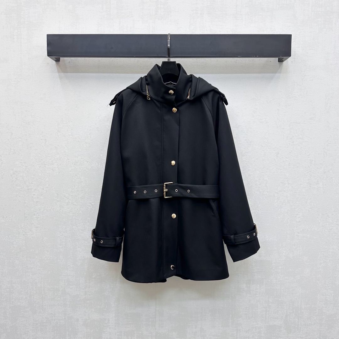 NO:507339,Dio*2025 new product is on the shelves of the removable hooded windbreaker jacket customized YB imported twill cotton material, comfortable and breathable, crisp and stylish, adjust with this fabric perforated belt, matched with the open-clad button design to add overall layering, the inside is full of iconic letter printing elements, matched with bee CD embroidered logo decoration at the waist, highlighting the brand tone, surface auxiliary material development, stand-alone windbreaker jacket style cut, early autumn fashionable and elegant windbreaker, temperament and charming British elegance, high version 2 colors,,dior, jackets & coats,hats,alexander wang19860909Dio*2025新品上架可拆卸连帽风衣外套定制YB进口斜纹全棉材质 舒适透气 挺括有型 沿用本布穿孔腰带调节 配合开襟纽扣设计 增添整体层次感 内里满铺标志性字母印花元素 搭配腰间点缀蜜蜂CD刺绣徽标装点 彰显品牌调性 面辅料开发 立领风衣外套版型剪裁 早秋时尚优雅风衣 气质魅力英伦优雅  高版本2色,,dior,jackets & coats,hats,alexander wang,Women's clothing