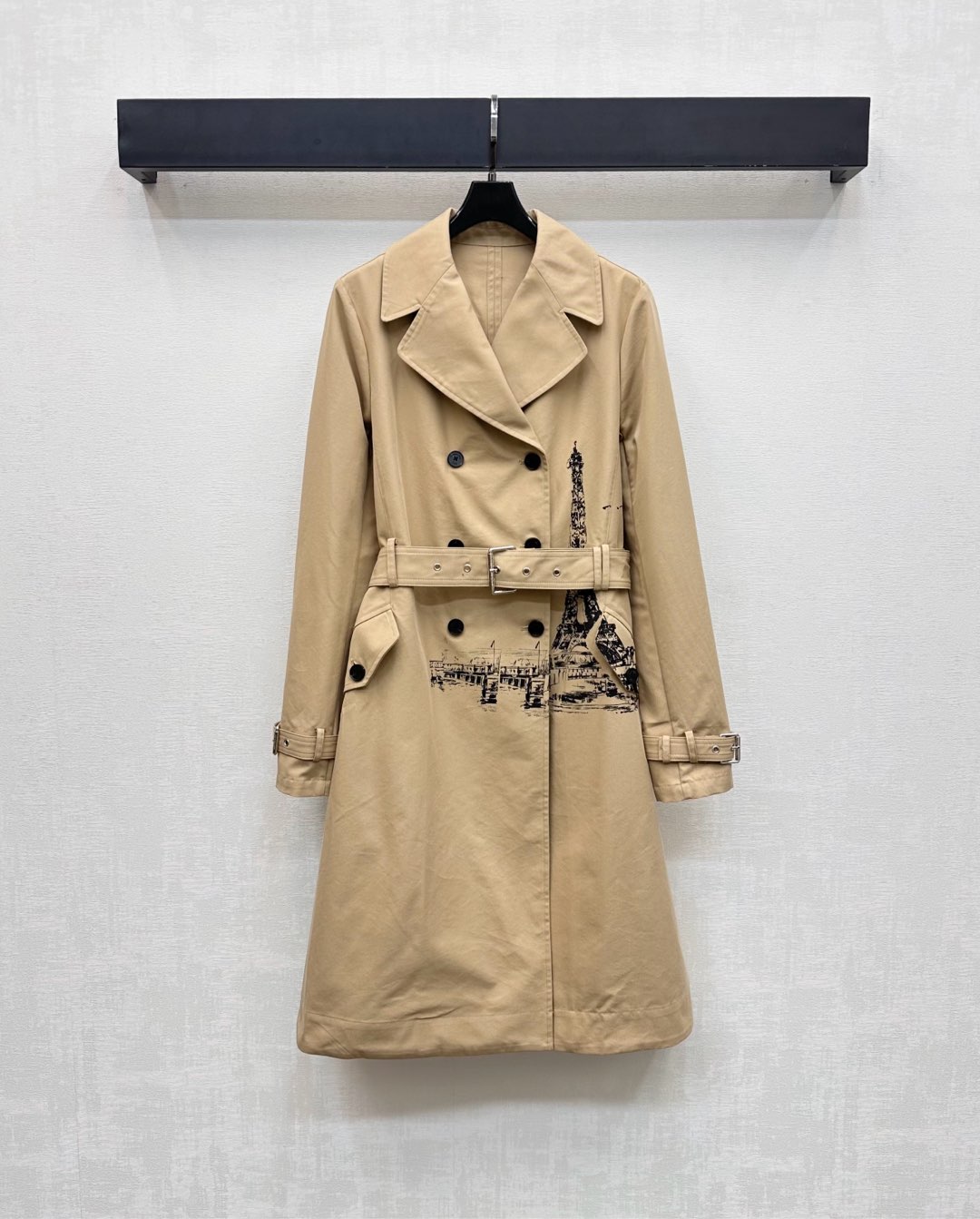 NO:507343,Dio*2025 new product is on the shelves of Paris Tower Twist Coat Coat Customized YB imported twill cotton material, comfortable and breathable, crisp and stylish, the wreck collar and the plaque button adjust the symmetrical flip pocket layout design, add layered shape, the side embellishes the Paris Tower pattern elements to highlight the brand tone, the surface and auxiliary materials development, the lapel long windbreaker coat tailoring creates a simple and atmospheric feeling, and the luxury taste is shown on important occasions for commuting and attending. High-end 2 colors,,dior,jackets & coats,alexander wang19860909Dio*2025新品上架巴黎铁塔风衣外套定制YB进口斜纹全棉材质 舒适透气 挺括有型 枪驳领配合开襟纽扣调节对称翻盖口袋版型设计 增添造型层次感 侧边点缀巴黎铁塔图案元素 彰显品牌调性 面辅料开发 翻领长款风衣外套剪裁 打造简约大气线条感 通勤与出席重要场合展现奢华品味  高版本2色,,dior,jackets & coats,alexander wang,Women's clothing