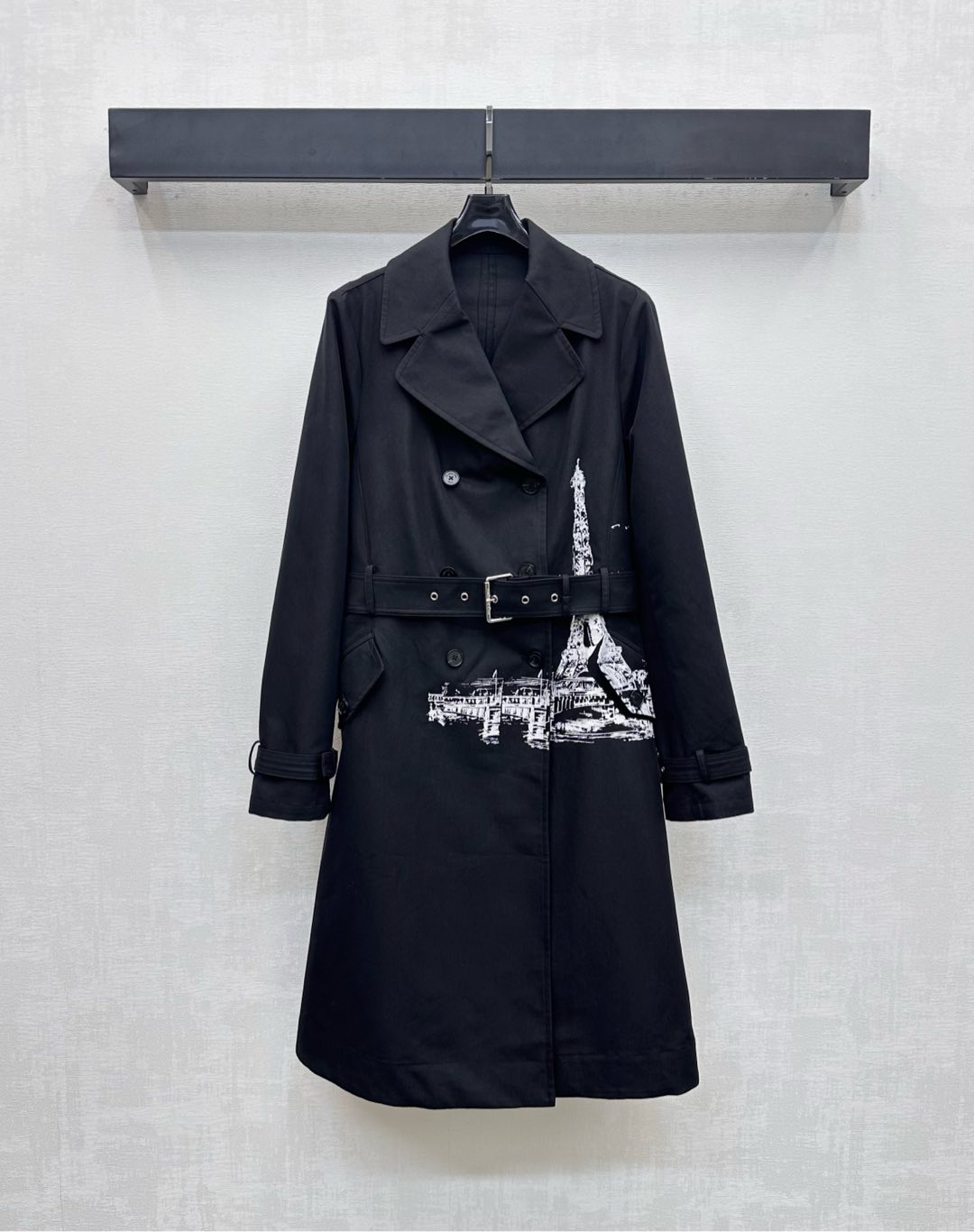 NO:507333,Dio*2025 new product is on the shelves of Paris Tower Twist Coat Coat Customized YB imported twill cotton material, comfortable and breathable, crisp and stylish, the wreck collar and the plaque button adjust the symmetrical flip pocket layout design, add layered shape, the side embellishes the Paris Tower pattern elements to highlight the brand tone, the surface and auxiliary materials development, the lapel long windbreaker coat tailoring creates a simple and atmospheric feeling, and the luxury taste is shown on important occasions for commuting and attending. High-end 2 colors,,dior,jackets & coats,alexander wang19860909Dio*2025新品上架巴黎铁塔风衣外套定制YB进口斜纹全棉材质 舒适透气 挺括有型 枪驳领配合开襟纽扣调节对称翻盖口袋版型设计 增添造型层次感 侧边点缀巴黎铁塔图案元素 彰显品牌调性 面辅料开发 翻领长款风衣外套剪裁 打造简约大气线条感 通勤与出席重要场合展现奢华品味  高版本2色,,dior,jackets & coats,alexander wang,Women's clothing