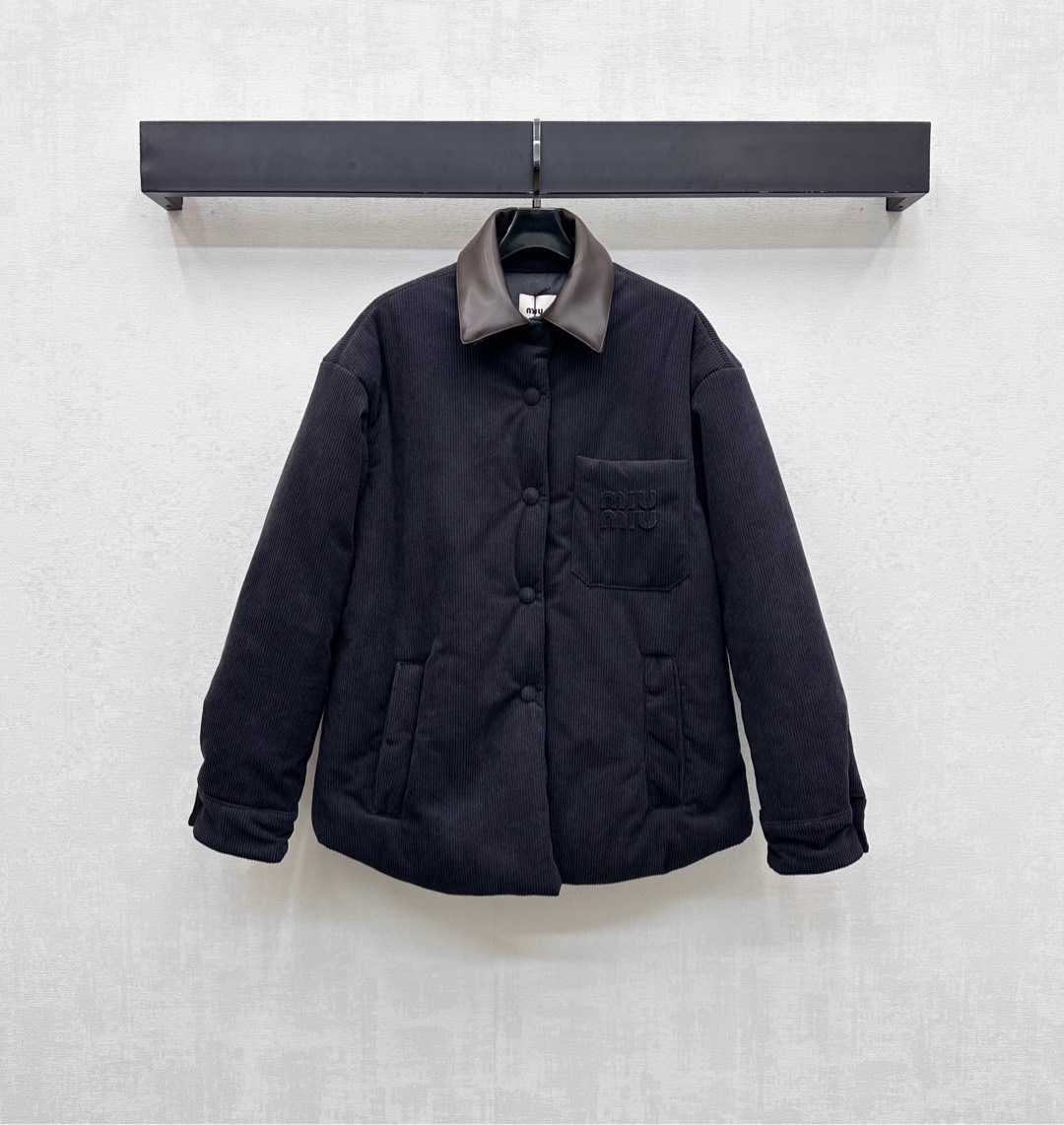 NO:507431,Miumi*2025 new product is on the shelves of spliced ​​collar cotton jackets, customized with YB imported corduroy material, crisp and stylish, full texture, inner down cotton filling, warm and comfortable, leather collar splicing design, combined with the shoulder-falling style to create a slack and casual style, add layering of the styling, the chest pocket is embellished with the logo logo decoration, highlight the brand tone, surface auxiliary material development, snap-button plaid jacket tailoring, outfit is more neat and fashionable, high-end version,,miumiu, jackets & coats, down jacket, alexander wang19860909Miumi*2025新品上架拼接领棉服外套定制YB进口灯芯绒材质 挺括有型 质感十足 内里羽绒棉填充 保暖舒适 沿用皮革领拼接设计 配合落肩版型打造松弛休闲风格 增添造型层次感 胸前口袋点缀标志性字母徽标装饰 彰显品牌调性 面辅料开发 按扣开襟外套剪裁 穿搭更显利落时髦  高版本,,miumiu,jackets & coats,down jacket,alexander wang,Women's clothing