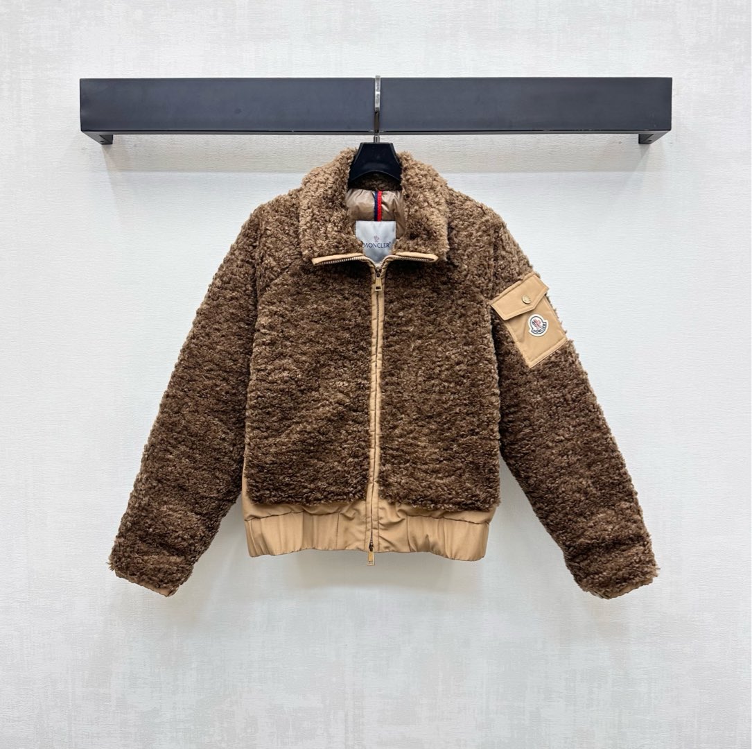 NO:507406,The new Teddy plush down jacket with dust bag Moncle*2025 is available on the shelves. Customized YB imported Teddy plush nylon material. Rectangular embossed down filling on the inner side. Overall warm and light. The flip cover pocket on the outer side of the arm is embossed with iconic badge decoration. The brand tone is highlighted. The hem waist and side splicing collision design adds a sense of styling. The surface auxiliary material development. Stand-collar lapel zipper jacket tailoring. The autumn and winter outfits are playful and age-reducing. You can wear them alone. Fluffing: white goose down filling: National standard 90. High-version,, jackets & coats, down jacket, alexander wang19860909配防尘袋Moncle*2025新品上架泰迪毛绒羽绒外套定制YB进口泰迪毛绒尼龙材质 内侧长方形压纹羽绒填充 整体保暖轻盈 手臂外侧翻盖口袋点缀标志性徽章装饰 彰显品牌调性 下摆腰侧拼接碰撞设计 增添造型层次感 面辅料开发 立领翻领拉链外套剪裁 秋冬穿搭俏皮减龄 单穿叠穿均可 充绒物:白鹅绒 充绒量:国标90  高版本,,jackets & coats,down jacket,alexander wang,Women's clothing