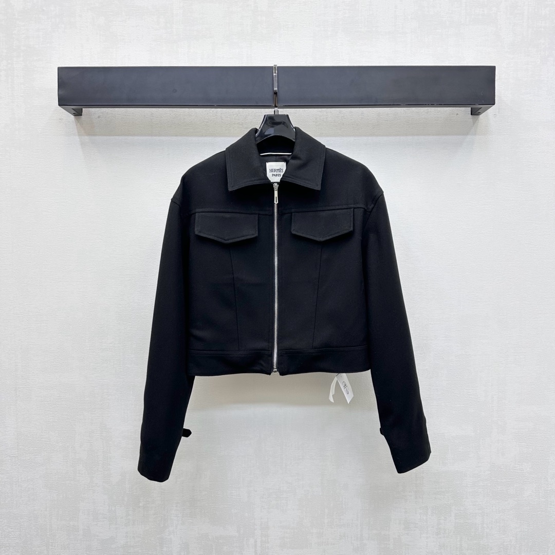 NO:507396,Herme*2025 new product lapel zipper jacket custom made of YB imported silk wool material, crisp, comfortable and stylish, symmetrical flip pocket decoration on the chest, adding layered look, two sleeves, rear side engraved zipper adjustment design, highlighting the brand tone, surface auxiliary material development, short jacket jacket tailoring, fashionable and fashionable, high-end version,, hermes, jackets & coats, jackets & coats, alexander wang19860909Herme*2025新品上架翻领拉链夹克外套定制YB进口丝毛材质 挺括舒适有型 胸前对称翻盖口袋装饰 增添造型层次感 两袖后侧刻印拉链调节设计 彰显品牌调性 面辅料开发 短款夹克外套剪裁 穿搭时髦洋气  高版本,,hermes,jackets & coats,jackets & coats,alexander wang,Women's clothing