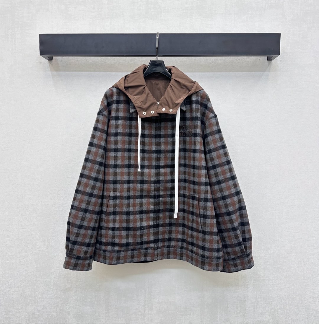 NO:507363,Miumi*2025 new product is on the shelves of the removable hooded plaid jacket, customized YB worsted wool nylon material, comfortable texture, high-quality appearance, full of classic plaid texture, simple and fashionable, decorated with the chest embellishment of iconic letters and logos, highlight the brand tone, plaid zipper adjustment, matched with removable hooded design, easily highlight the college style and add layering, facial accessories development, lapel jacket tailoring, upper body lazy and casual, presenting the British Academy style, high-version 2 colors,,miumiu, jackets & coats, jackets & coats,hats,alexander wang19860909Miumi*2025新品上架可拆卸连帽格纹外套定制YB精纺羊毛尼龙材质材质 质感舒适 品相高级 通体铺满经典格纹肌理 简约时尚 配合胸前点缀标志性字母徽标装点 彰显品牌调性 开襟拉链调节 搭配可拆卸连帽设计 轻松彰显学院风范格调 增添造型层次感 面辅料开发 翻领夹克外套剪裁 上身慵懒随意 呈现英伦学院风格  高版本2色,,miumiu,jackets & coats,jackets & coats,hats,alexander wang,Women's clothing