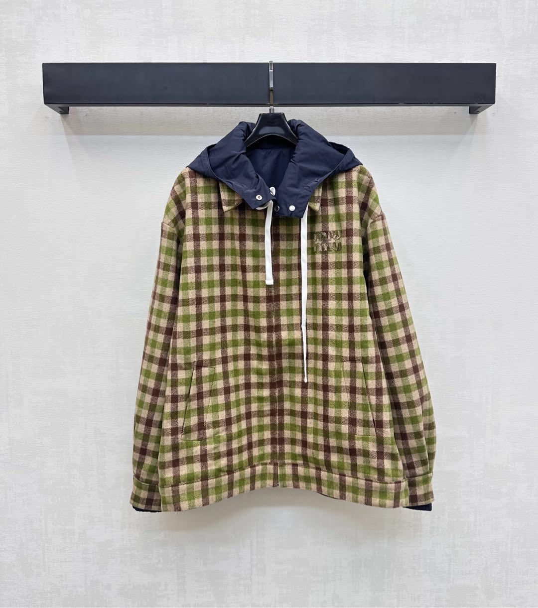 NO:507373,Miumi*2025 new product is on the shelves of the removable hooded plaid jacket, customized YB worsted wool nylon material, comfortable texture, high-quality appearance, full of classic plaid texture, simple and fashionable, decorated with the chest embellishment of iconic letters and logos, highlight the brand tone, plaid zipper adjustment, matched with removable hooded design, easily highlight the college style and add layering, facial accessories development, lapel jacket tailoring, upper body lazy and casual, presenting the British Academy style, high-version 2 colors,,miumiu, jackets & coats, jackets & coats,hats,alexander wang19860909Miumi*2025新品上架可拆卸连帽格纹外套定制YB精纺羊毛尼龙材质材质 质感舒适 品相高级 通体铺满经典格纹肌理 简约时尚 配合胸前点缀标志性字母徽标装点 彰显品牌调性 开襟拉链调节 搭配可拆卸连帽设计 轻松彰显学院风范格调 增添造型层次感 面辅料开发 翻领夹克外套剪裁 上身慵懒随意 呈现英伦学院风格  高版本2色,,miumiu,jackets & coats,jackets & coats,hats,alexander wang,Women's clothing