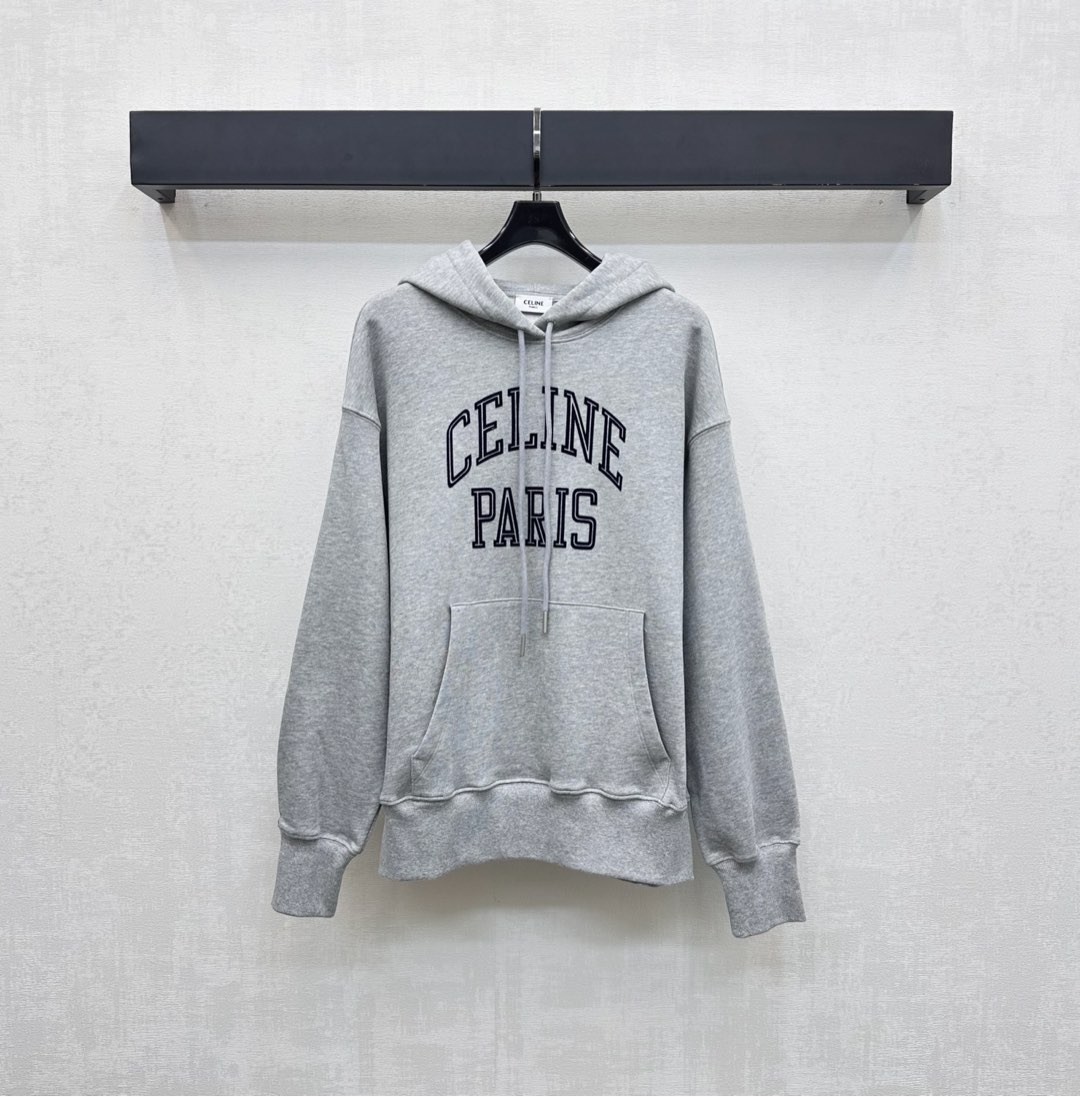 NO:507458,Celin*2025 new product hooded drawstring sweatshirt on the shelves. Customized YB imported twill cotton material, breathable and comfortable, full texture. The chest is decorated with iconic letter printed logo embellishment to highlight the brand tone. The whole voxel color is casual and versatile. The upper body is simple and atmospheric. It is designed with a large pocket pocket style. Rich and practical. It adds a sense of styling. The surface auxiliary materials are developed. Hooded long-sleeved sweatshirt tailoring to create a personalized style. The inner wear is brilliant and fashionable. High-end version, celine, hoodie, sweatshirts, hats, alexander wang19860909Celin*2025新品上架连帽抽绳卫衣 定制YB进口斜纹全棉材质 透气舒适 质感十足 胸前融入标志性字母印花徽标点缀装饰 彰显品牌调性 通体素色休闲百搭 上身简约大气 配合大插兜口袋版型设计 丰富实用 增添造型层次感 面辅料开发 连帽长袖卫衣剪裁 打造个性风格 单穿内搭都出彩时髦 高版本,,celine,hoodie,sweatshirts,hats,alexander wang,Women's clothing