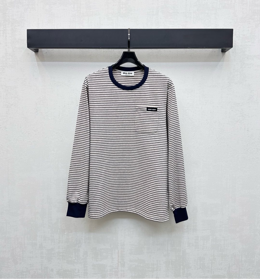 NO:507446,Miumi*2025 new product is available on the shelves of round neck stripes long sleeve base custom YB imported twill cotton material, skin-friendly and breathable, full of elasticity, two colors of stripes interlaced design, and contrasting color wrapping treatment with neckline cuffs to add layering to the styling. The chest pocket is decorated with iconic letter logo decoration to highlight the brand tone, facial accessories development, round neck long sleeve top cut, easy to control daily commuting, single wear in autumn and winter, very fashionable, high version 3 colors,,miumiu,alexander wang19860909Miumi*2025新品上架圆领条纹长袖打底定制YB进口斜纹棉材质 亲肤透气 弹力十足 通体俩色条纹交错设计 配合领口袖口沿用撞色包边处理 增添造型层次感 胸前口袋点缀标志性字母徽标装饰 彰显品牌调性 面辅料开发 圆领长袖上衣剪裁 日常通勤轻松驾驭 秋冬单穿叠穿都很时髦  高版本3色,,miumiu,alexander wang,Women's clothing