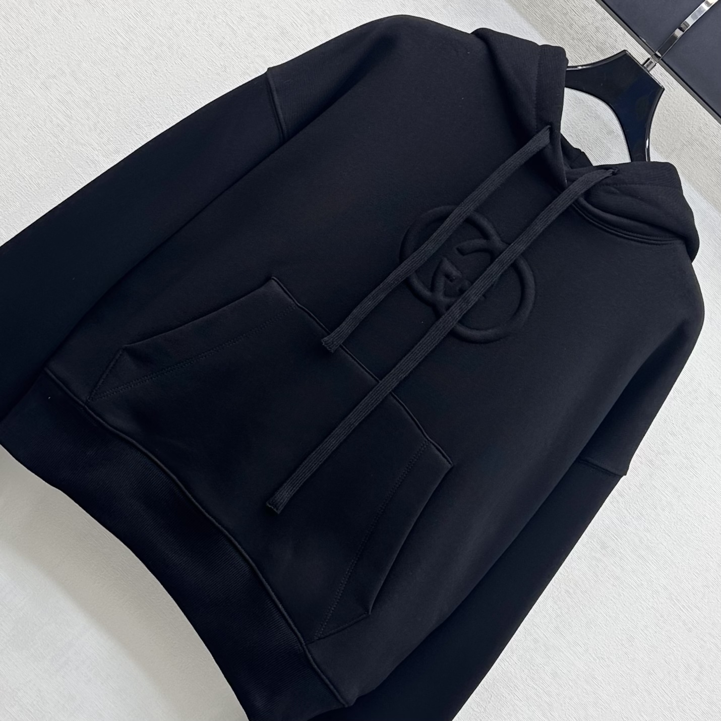 NO:507435,Gucc*2025 new product is on the shelves of hooded drawstring and velvet sweatshirt custom YB imported native cotton material, soft and skin-friendly, not easy to deform and pill after washing for a long time, full texture, the chest is decorated with the iconic double G embossed letter logo embossed tone, highlighting the brand tone, loose fit and large pocket detail design, rich and practical, add styling layering, make casual matching simple and high-end, surface auxiliary materials development, hooded long-sleeved sweatshirt tailoring, daily casual wear guide, relaxed and fashionable, autumn and winter items are indispensable, high-end version 2 colors,,gucci,hoodie, sweatshirts,hats,alexander wang19860909Gucc*2025新品上架连帽抽绳加绒卫衣定制YB进口原生全棉材质 柔软亲肤 久洗不易变形起球 质感十足 胸前饰以标志性双G压花字母徽标点缀装饰 彰显品牌调性 宽松版型结合大插兜细节设计 丰富实用 增添造型层次感 让休闲搭配简约高级 面辅料开发 连帽长袖卫衣剪裁 日常休闲穿搭指南 松弛时髦 秋冬单品必不可少  高版本2色,,gucci,hoodie,sweatshirts,hats,alexander wang,Women's clothing