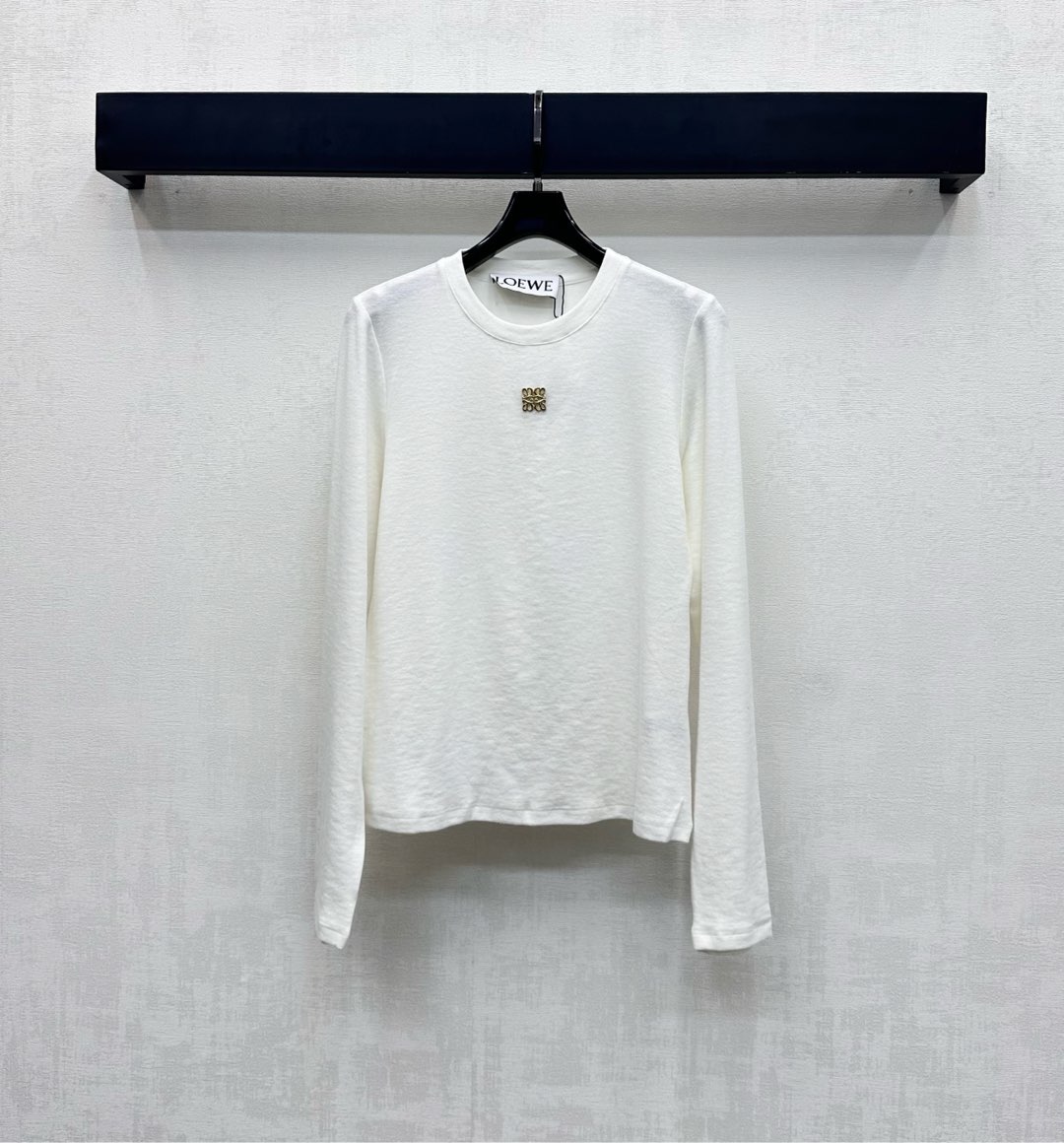 NO:507445,Loew*2025 new product is available on the shelves of round neck long sleeve base custom YB imported twill cotton material, skin-friendly and breathable, full of elasticity, voxel color base, casual and versatile, add layering of styling, and incorporates iconic letter logo embellishment on the chest to highlight the brand tone, facial accessories development, round neck long sleeve top tailoring, lazy and relaxed outfit, daily commuting and dating single layering, high-end fashionable, high-end 2 colors,,loewe,alexander wang19860909Loew*2025新品上架圆领长袖打底定制YB进口斜纹棉材质 亲肤透气 弹力十足 通体素色打底 休闲百搭 增添造型层次感 胸前融入标志性字母徽标点缀装饰 彰显品牌调性 面辅料开发 圆领长袖上衣剪裁 穿搭慵懒松弛 日常通勤约会单穿叠穿高级时髦   高版本2色,,loewe,alexander wang,Women's clothing