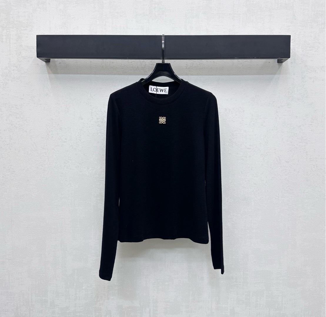 NO:507439,Loew*2025 new product is available on the shelves of round neck long sleeve base custom YB imported twill cotton material, skin-friendly and breathable, full of elasticity, voxel color base, casual and versatile, add layering of styling, and incorporates iconic letter logo embellishment on the chest to highlight the brand tone, facial accessories development, round neck long sleeve top tailoring, lazy and relaxed outfit, daily commuting and dating single layering, high-end fashionable, high-end 2 colors,,loewe,alexander wang19860909Loew*2025新品上架圆领长袖打底定制YB进口斜纹棉材质 亲肤透气 弹力十足 通体素色打底 休闲百搭 增添造型层次感 胸前融入标志性字母徽标点缀装饰 彰显品牌调性 面辅料开发 圆领长袖上衣剪裁 穿搭慵懒松弛 日常通勤约会单穿叠穿高级时髦   高版本2色,,loewe,alexander wang,Women's clothing