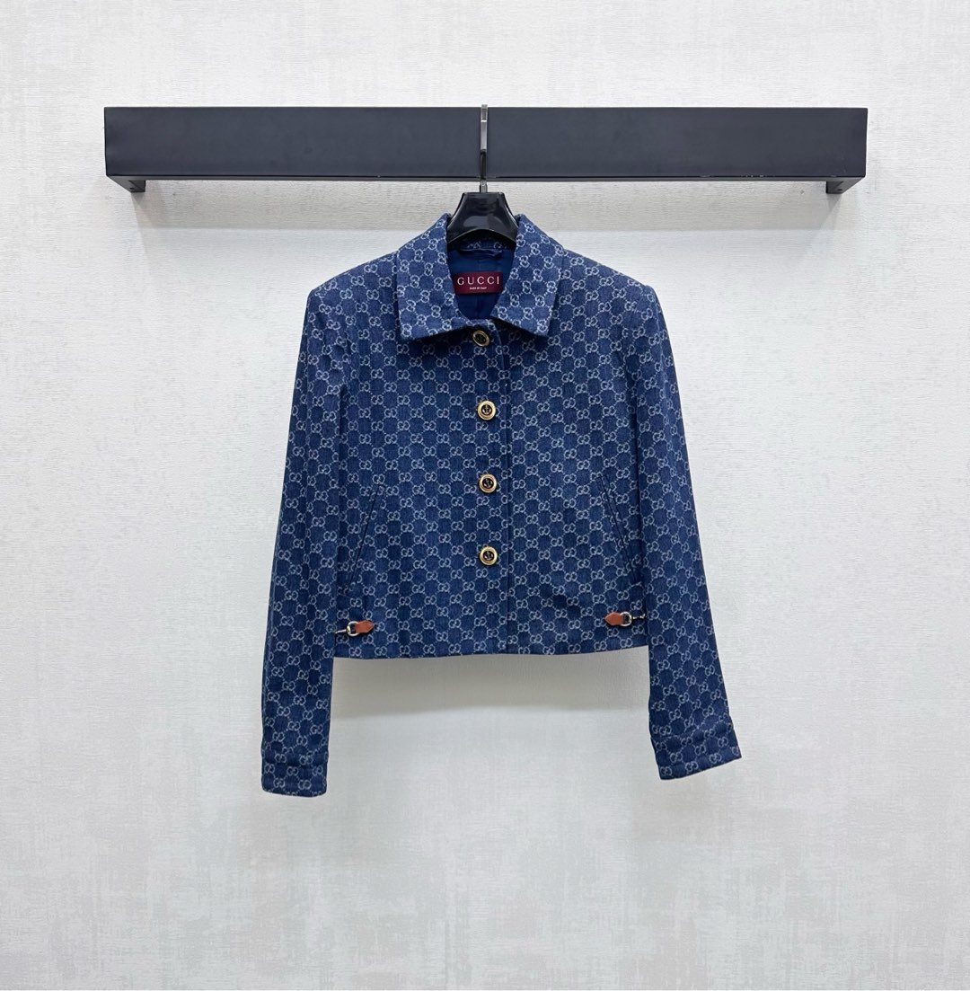NO:507427,Gucc*2025 new product lapel jacquard jacket custom YB imported jacquard cotton material is crisp and stylish, with open-clad engraved button adjustment, echoing cuffs, matching pocket design, rich and practical, adding layered styling, full of iconic double G jacquard elements, matching the hem through the back waist, with leather horseshoe buckle decoration, highlighting the brand tone, surface auxiliary material development, lapel jacket jacket style cut, random matching to show the style of Kochi old money style, high-end version, gucci, jackets & coats, jackets & coats, alexander wang19860909Gucc*2025新品上架翻领提花夹克外套定制YB进口提花棉材质 挺括有型 沿用开襟刻印纽扣调节 呼应袖口 配合插兜口袋设计 丰富实用 增添造型层次感 通体满铺标志性双G提花元素 搭配下摆贯穿后腰沿用皮标马蹄链扣装饰 彰显品牌调性 面辅料开发 翻领夹克外套版型剪裁 随意搭配穿搭展现高知老钱风 高版本,,gucci,jackets & coats,jackets & coats,alexander wang,Women's clothing