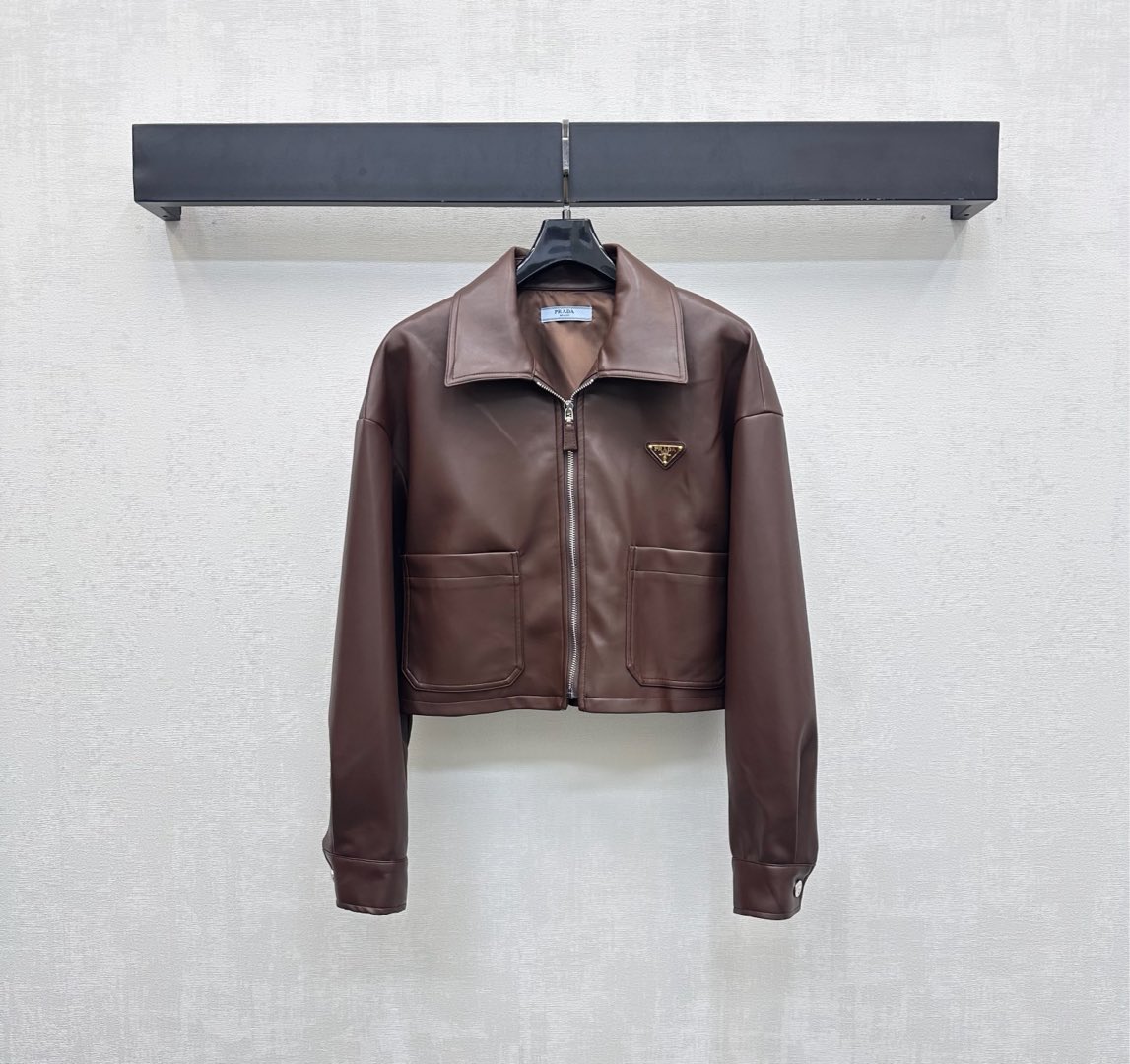 NO:507385,Prad*2025 new product lapel leather jacket custom-made YB imported leather material, shiny and stylish, full of texture, open-clad leather buckle zipper adjustment design, combined with symmetrical pocket style decoration, add layered look, iconic triangle logo decoration on the chest, highlight the brand tone, surface auxiliary material development, lapel jacket tailoring, upper body retro and high-end, easy to match on daily commuting and dates, high-end version 2 colors,,prada, jackets & coats, jackets & coats,alexander wang19860909Prad*2025新品上架翻领皮革夹克外套定制YB进口皮革材质 光泽挺括有型 质感十足 开襟皮扣拉链调节设计 配合对称口袋版型装饰 增添造型层次感 胸前融入标志性三角徽标装点 彰显品牌调性 面辅料开发 翻领夹克外套剪裁 上身复古高级 日常通勤约会都可轻松驾驭搭配  高版本2色,,prada,jackets & coats,jackets & coats,alexander wang,Women's clothing