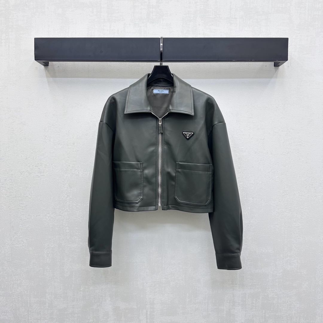 NO:507375,Prad*2025 new product lapel leather jacket custom-made YB imported leather material, shiny and stylish, full of texture, open-clad leather buckle zipper adjustment design, combined with symmetrical pocket style decoration, add layered look, iconic triangle logo decoration on the chest, highlight the brand tone, surface auxiliary material development, lapel jacket tailoring, upper body retro and high-end, easy to match on daily commuting and dates, high-end version 2 colors,,prada, jackets & coats, jackets & coats,alexander wang19860909Prad*2025新品上架翻领皮革夹克外套定制YB进口皮革材质 光泽挺括有型 质感十足 开襟皮扣拉链调节设计 配合对称口袋版型装饰 增添造型层次感 胸前融入标志性三角徽标装点 彰显品牌调性 面辅料开发 翻领夹克外套剪裁 上身复古高级 日常通勤约会都可轻松驾驭搭配  高版本2色,,prada,jackets & coats,jackets & coats,alexander wang,Women's clothing