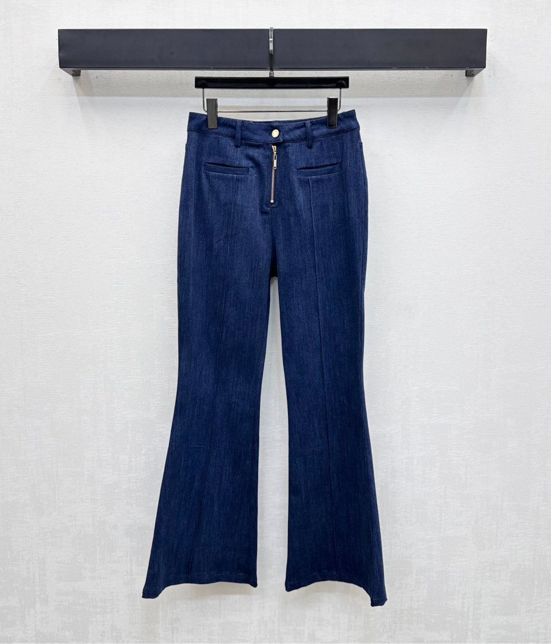 NO:507421,Louis vuitto*2025 new product is available on the shelves of high-waist denim bell-bottom trousers customized YB imported twill cotton material, crisp, comfortable and stylish, wash and evenly dyed, retro blue versatile and durable, combined with the waist, integrated with the iconic leather mark tone, highlighting the brand tone, high-waist buckle zipper style design, adding layered look, personality trend, surface auxiliary material development, high-waist micro-flare trousers tailoring, fashionable and slimming, casually adapted to short tops, sweet and cool girls must have, high-version,,louis vuitton,alexander wang19860909Louis vuitto*2025新品上架高腰牛仔喇叭裤定制YB进口斜纹棉材质 挺括舒适有型 通体酵素水洗均匀染色 复古蓝百搭耐看 配合后腰融入标志性皮标装点 彰显品牌调性 高腰系扣拉链版型设计 增添造型层次感 个性潮流 面辅料开发 高腰微喇长裤剪裁 穿搭时髦显瘦 随意适配短款上衣甜酷女生必备   高版本,,louis vuitton,alexander wang,Women's clothing