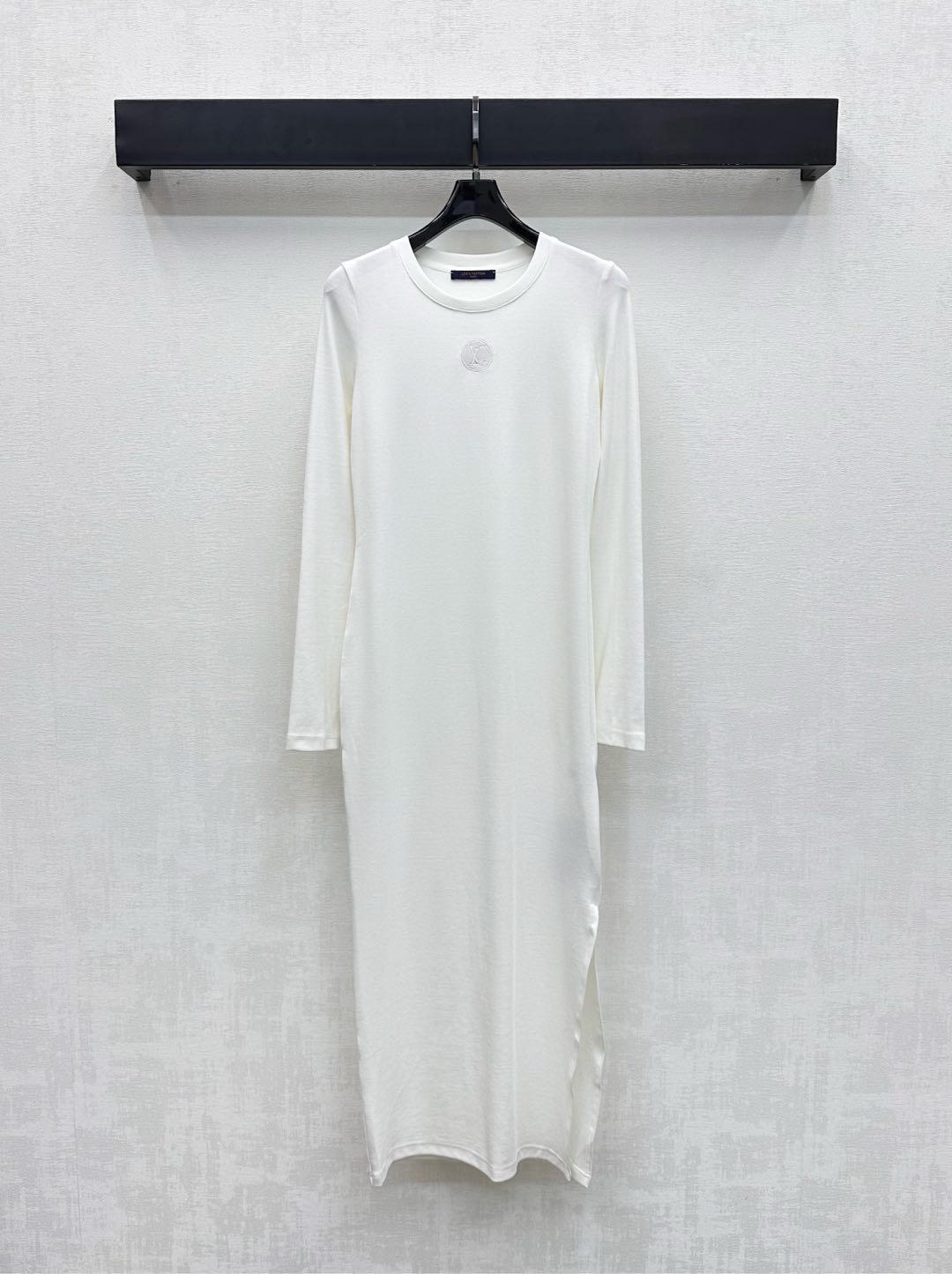 NO:507457,Louis Vuitto*2025 new product is available for the shelves of elastic long-sleeved dress custom YB imported cotton material, high elasticity, comfortable and skin-friendly, round neck neckline appropriately reveals the skin to make the head and shoulders more slimming, three-dimensional edge details are combined with the slit design of one-sided skirt, adding layering to the styling, iconic embroidered letters and logo decoration on the chest, showing the brand tone, slim fitting style highlights the figure, facial auxiliary materials development, round neck long-sleeved dress tailoring, lazy and relaxed outfit, daily commuting and date single layering, high-end fashionable, high-end 3 colors,,louis vuitton, skirts,alexander wang19860909Louis Vuitto*2025新品上架弹力长袖连衣裙定制YB进口全棉材质 高弹舒适亲肤 圆领领口恰当露肤美化头肩比例更为显瘦 立体包边细节配合单侧裙摆开叉设计 增添造型层次感 胸前点缀标志性刺绣字母徽标装饰 彰显品牌调性 修身版型突显身材 面辅料开发 圆领长袖连衣裙剪裁 穿搭慵懒松弛 日常通勤约会单穿叠穿高级时髦  高版本3色,,louis vuitton,skirts,alexander wang,Women's clothing