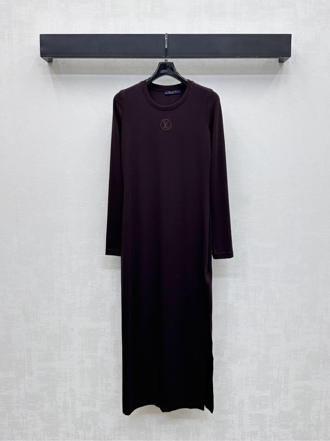 NO:507464,Louis Vuitto*2025 new product is available for the shelves of elastic long-sleeved dress custom YB imported cotton material, high elasticity, comfortable and skin-friendly, round neck neckline appropriately reveals the skin to make the head and shoulders more slimming, three-dimensional edge details are combined with the slit design of one-sided skirt, adding layering to the styling, iconic embroidered letters and logo decoration on the chest, showing the brand tone, slim fitting style highlights the figure, facial auxiliary materials development, round neck long-sleeved dress tailoring, lazy and relaxed outfit, daily commuting and date single layering, high-end fashionable, high-end 3 colors,,louis vuitton, skirts,alexander wang19860909Louis Vuitto*2025新品上架弹力长袖连衣裙定制YB进口全棉材质 高弹舒适亲肤 圆领领口恰当露肤美化头肩比例更为显瘦 立体包边细节配合单侧裙摆开叉设计 增添造型层次感 胸前点缀标志性刺绣字母徽标装饰 彰显品牌调性 修身版型突显身材 面辅料开发 圆领长袖连衣裙剪裁 穿搭慵懒松弛 日常通勤约会单穿叠穿高级时髦  高版本3色,,louis vuitton,skirts,alexander wang,Women's clothing