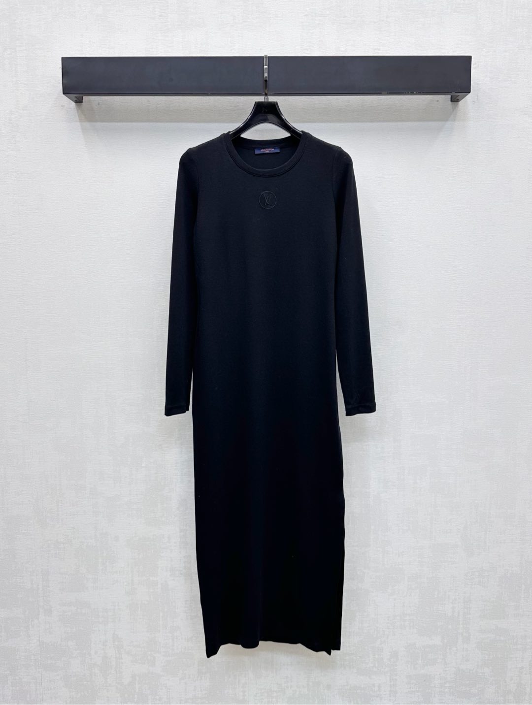 NO:507451,Louis Vuitto*2025 new product is available for the shelves of elastic long-sleeved dress custom YB imported cotton material, high elasticity, comfortable and skin-friendly, round neck neckline appropriately reveals the skin to make the head and shoulders more slimming, three-dimensional edge details are combined with the slit design of one-sided skirt, adding layering to the styling, iconic embroidered letters and logo decoration on the chest, showing the brand tone, slim fitting style highlights the figure, facial auxiliary materials development, round neck long-sleeved dress tailoring, lazy and relaxed outfit, daily commuting and date single layering, high-end fashionable, high-end 3 colors,,louis vuitton, skirts,alexander wang19860909Louis Vuitto*2025新品上架弹力长袖连衣裙定制YB进口全棉材质 高弹舒适亲肤 圆领领口恰当露肤美化头肩比例更为显瘦 立体包边细节配合单侧裙摆开叉设计 增添造型层次感 胸前点缀标志性刺绣字母徽标装饰 彰显品牌调性 修身版型突显身材 面辅料开发 圆领长袖连衣裙剪裁 穿搭慵懒松弛 日常通勤约会单穿叠穿高级时髦  高版本3色,,louis vuitton,skirts,alexander wang,Women's clothing