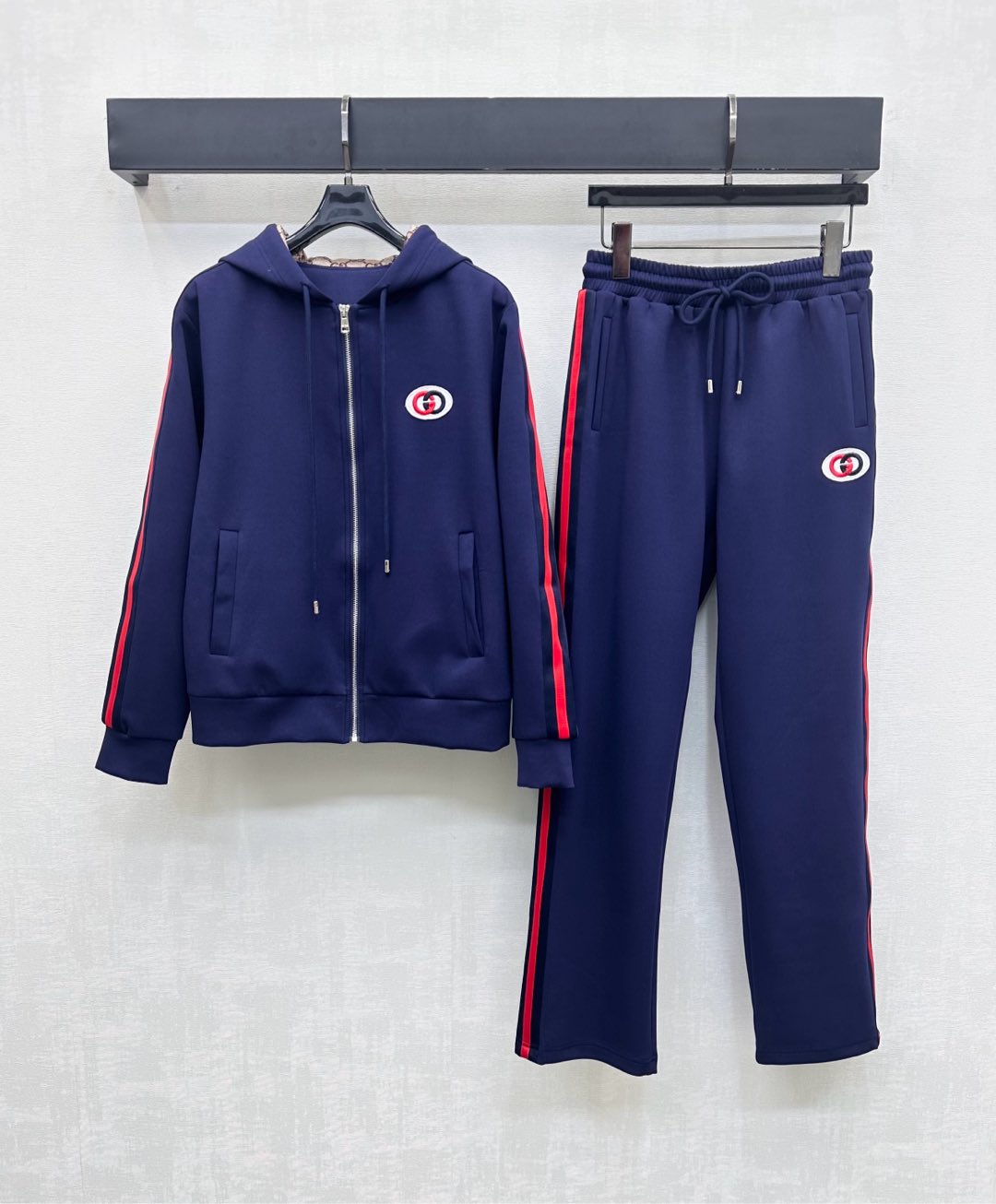 NO:507394,Gucc*2025 new product hooded drawstring jacket trouser set custom YB imported twill cotton material is crisp, comfortable and stylish. The clothes are decorated with iconic letter badges. The top is decorated with diamond double G letter jacquard elements to highlight the brand tone. The sleeves and pants are classic blue and red contrasting stripes on both sides of the sleeves and pants echo each other and add a sense of styling. The surface and auxiliary materials are developed. The hooded long-sleeved jacket is matched with the same series of straight-leg pants suits. The details are echoed up and down. The style of the set is uniformly coordinated to meet the various commuting needs. High-version 2 colors, gucci, jackets & coats, hats, alexander wang19860909Gucc*2025新品上架连帽抽绳外套长裤套装定制YB进口斜纹棉材质 挺括舒适有型 成衣点缀标志性字母徽章装饰 配合上衣里布融入菱格双G字母提花元素 彰显品牌调性 袖子和裤子两侧经典蓝红撞色条纹 与帽沿相互呼应 增添造型层次感 面辅料开发 连帽长袖外套搭配同系列直筒裤套装 细节上下呼应 成套穿搭风格统一协调 满足通勤多种需求 高版本2色,,gucci,jackets & coats,hats,alexander wang,Women's clothing