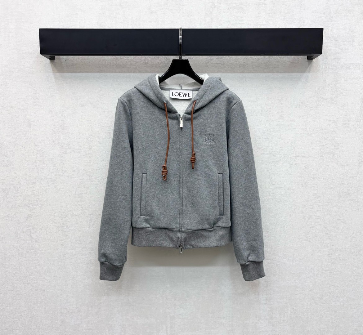 NO:507365,Loew*2025 new product launches hooded drawstring zipper jacket customized YB imported native cotton material, comfortable and easy to wear, crisp and stylish, with iconic embroidered embroidered logo decoration on the chest, highlighting the brand tone The drawstring on the outside of the hood is made of leather material, and knots are used as the design highlight to add styling layering, surface auxiliary materials development Hooded zipper jacket tailoring, daily commuting outfits are loose and relaxed, high version 2 colors, loewe, jackets & coats, hats, alexander wang19860909Loew*2025新品上架连帽抽绳拉链外套定制YB进口原生全棉材质 舒适好穿 挺括有型 胸前点缀标志性刺绣徽标装饰 彰显品牌调性 兜帽外侧抽绳以皮革材质打造 并以绳结作为设计亮点 增添造型层次感 面辅料开发 连帽拉链外套剪裁 日常通勤穿搭松髦松弛 高版本2色,,loewe,jackets & coats,hats,alexander wang,Women's clothing