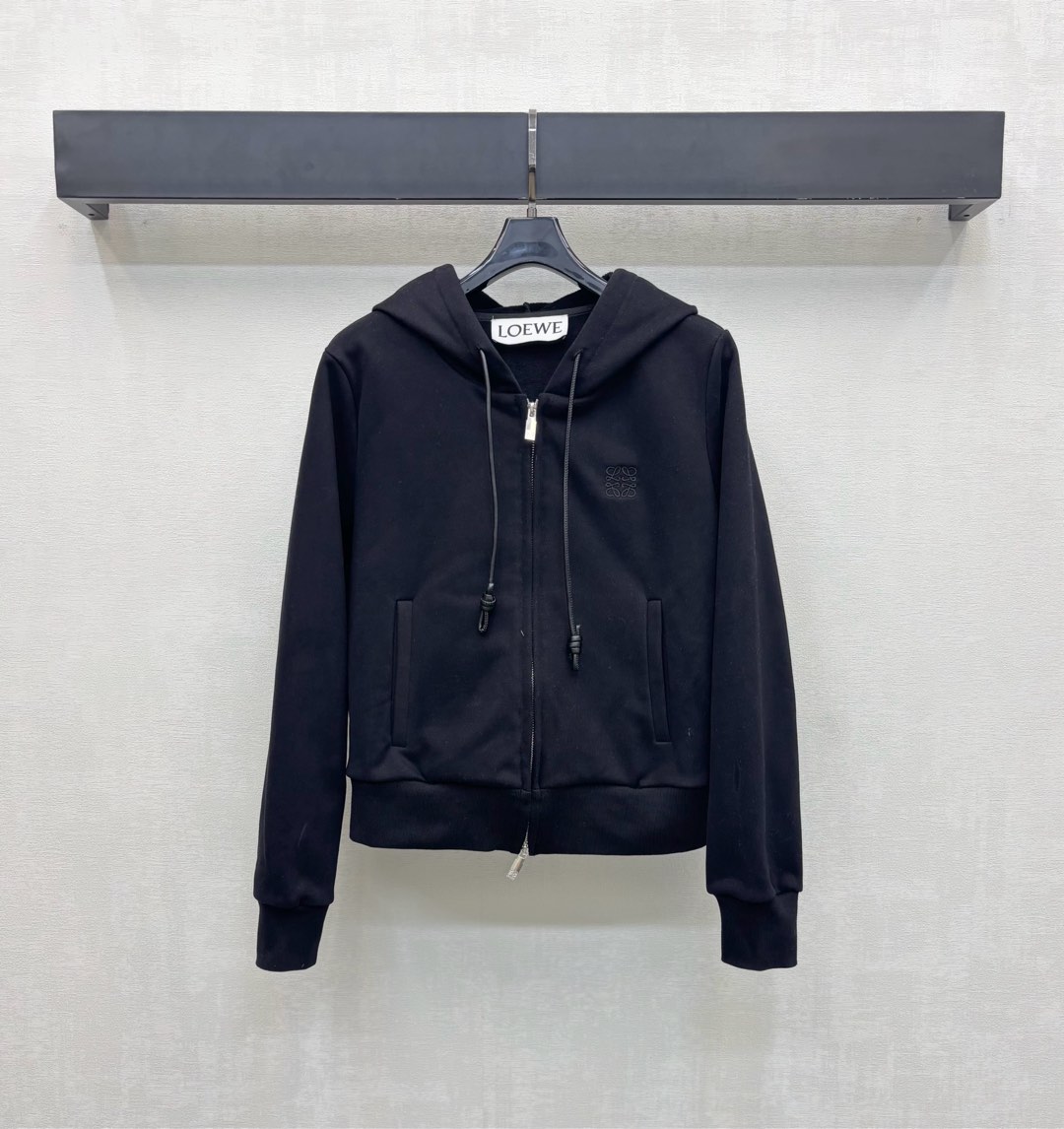 NO:507404,Loew*2025 new product launches hooded drawstring zipper jacket customized YB imported native cotton material, comfortable and easy to wear, crisp and stylish, with iconic embroidered embroidered logo decoration on the chest, highlighting the brand tone The drawstring on the outside of the hood is made of leather material, and knots are used as the design highlight to add styling layering, surface auxiliary materials development Hooded zipper jacket tailoring, daily commuting outfits are loose and relaxed, high version 2 colors, loewe, jackets & coats, hats, alexander wang19860909Loew*2025新品上架连帽抽绳拉链外套定制YB进口原生全棉材质 舒适好穿 挺括有型 胸前点缀标志性刺绣徽标装饰 彰显品牌调性 兜帽外侧抽绳以皮革材质打造 并以绳结作为设计亮点 增添造型层次感 面辅料开发 连帽拉链外套剪裁 日常通勤穿搭松髦松弛 高版本2色,,loewe,jackets & coats,hats,alexander wang,Women's clothing