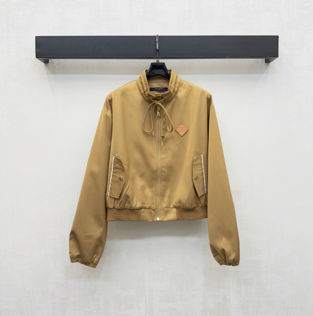 NO:507383,Louis Vuitto*2025 new product stand-alone drawstring jacket custom made of YB imported twill cotton, comfortable and breathable, full texture, iconic letters and leather logo decoration on the chest, with chain buckles and engraved letters and logo decoration to highlight the brand tone, drawstring design on the neckline, matched with symmetrical retro pocket snap buttons, rich and practical, add a sense of styling, facial accessories development, stand-alone jacket jacket tailoring, daily commuting outfits simple and atmospheric, high-end fashionable, high-end 2 colors,,louis vuitton, jackets & coats, jackets & coats, alexander wang19860909Louis Vuitto*2025新品上架立领抽绳夹克外套定制YB进口斜纹棉材质 舒适透气 质感十足 胸前点缀标志性字母皮标装饰 配合链扣刻印字母徽标装饰 彰显品牌调性 领口沿用抽绳设计 搭配对称复古口袋按扣版型丰富实用 增添造型层次感 面辅料开发 立领夹克外套剪裁 日常通勤穿搭简约大气 高级时髦   高版本2色,,louis vuitton,jackets & coats,jackets & coats,alexander wang,Women's clothing