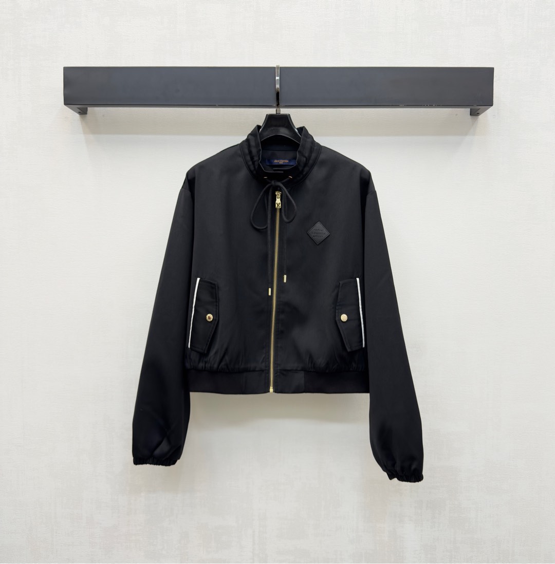 NO:507393,Louis Vuitto*2025 new product stand-alone drawstring jacket custom YB imported twill cotton material comfortable and breathable, full texture, iconic letters and leather logo decoration on the chest, with chain buckle engraved letters and logo decoration to highlight the brand tone, drawstring design on the neckline, matched with symmetrical retro pocket snap buttons, rich and practical, add styling layering, surface auxiliary materials development Standalone jacket jacket tailoring, daily commuting outfit simple and atmospheric, high-end fashionable, high-end 2 colors,,louis vuitton, jackets & coats, jackets & coats, alexander wang19860909Louis Vuitto*2025新品上架立领抽绳夹克外套定制YB进口斜纹棉材质 舒适透气 质感十足 胸前点缀标志性字母皮标装饰 配合链扣刻印字母徽标装饰 彰显品牌调性 领口沿用抽绳设计 搭配对称复古口袋按扣版型丰富实用 增添造型层次感 面辅料开发 立领夹克外套剪裁 日常通勤穿搭简约大气 高级时髦   高版本2色,,louis vuitton,jackets & coats,jackets & coats,alexander wang,Women's clothing