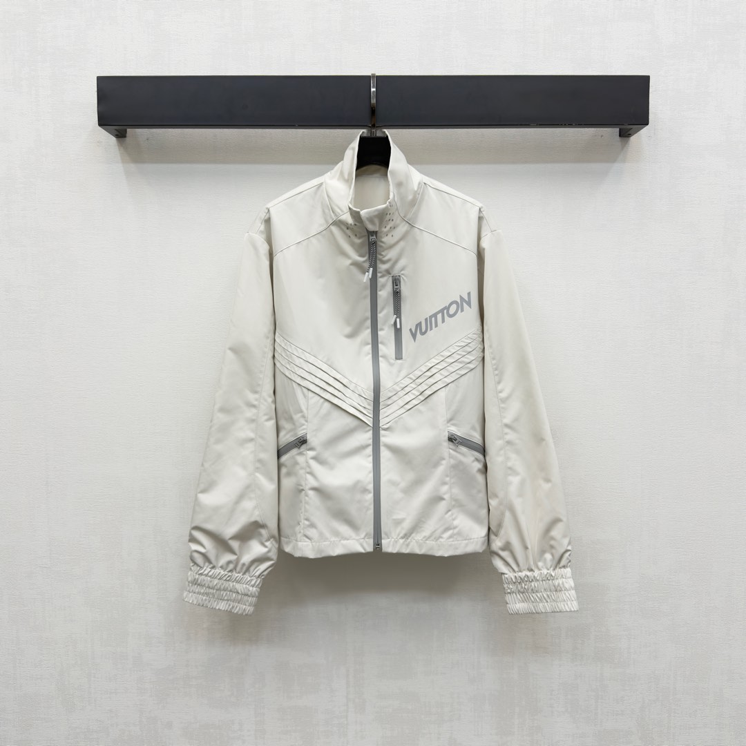 NO:507447,Louis Vuitto*2025 new product launches hooded charge jacket customized YB imported charge nylon material, crisp and stylish, large body symmetrical distribution oblique cut pleat treatment, combined with contrasting zipper adjustment design, add a sense of styling, single-sided iconic letter logo embellishment and decoration, highlight the brand tone, surface auxiliary material development, hooded zipper charge jacket tailoring, casually dressed, outstanding and fashionable, high version 2 colors,,louis vuitton, jackets & coats,hats,alexander wang19860909Louis Vuitto*2025新品上架连帽冲锋外套定制YB进口冲锋尼龙材质 挺括有型 大身对称分布斜裁压褶线处理 配合撞色拉链调节设计 增添造型层次感 单侧标志性字母徽标点缀装饰 彰显品牌调性 面辅料开发 连帽拉链冲锋外套剪裁 随意外搭出彩时髦 高版本2色,,louis vuitton,jackets & coats,hats,alexander wang,Women's clothing