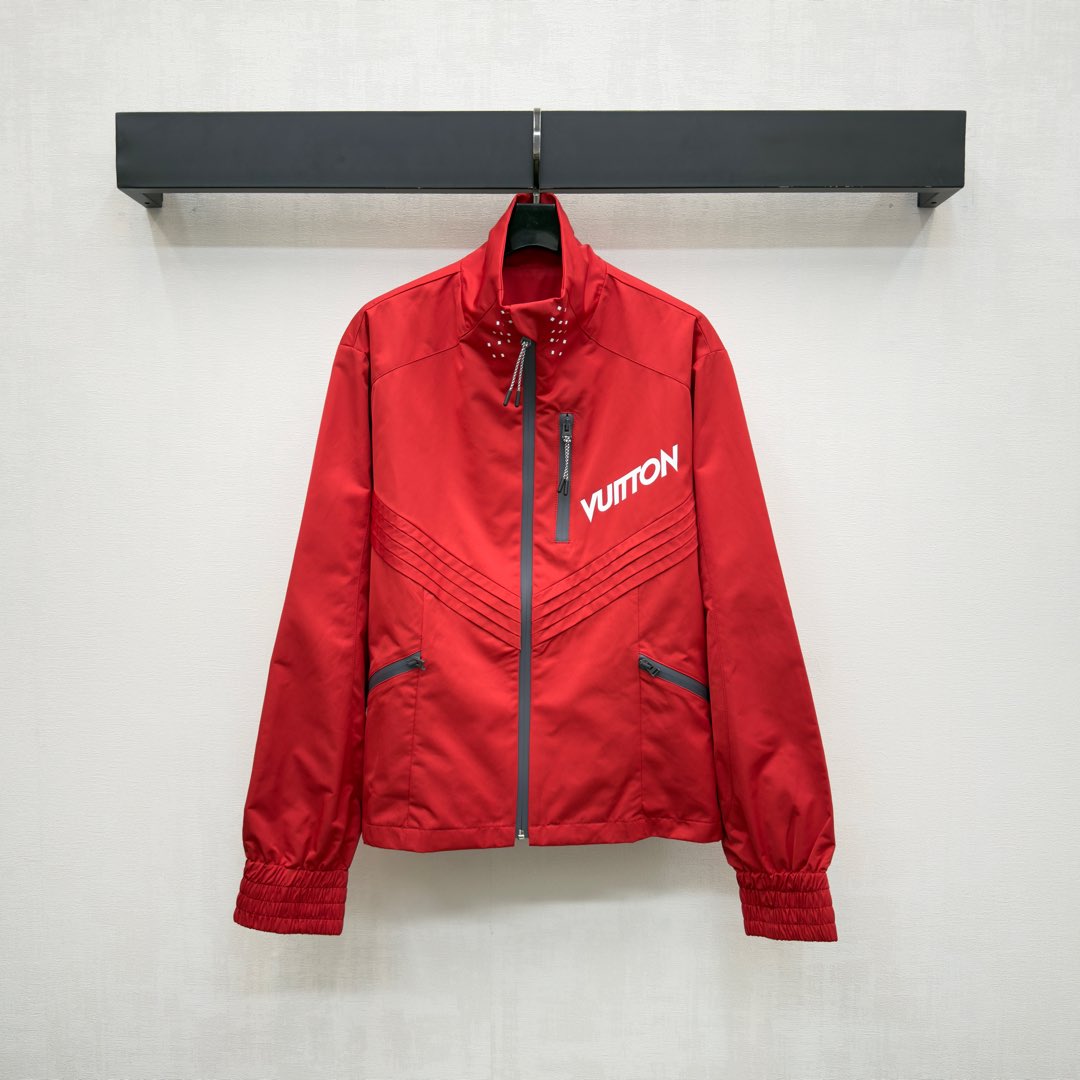 NO:507441,Louis Vuitto*2025 new product launches hooded charge jacket customized YB imported charge nylon material, crisp and stylish, large body symmetrical distribution oblique cut pleat treatment, combined with contrasting zipper adjustment design, add a sense of styling, single-sided iconic letter logo embellishment and decoration, highlight the brand tone, surface auxiliary material development, hooded zipper charge jacket tailoring, casually dressed, outstanding and fashionable, high version 2 colors,,louis vuitton, jackets & coats,hats,alexander wang19860909Louis Vuitto*2025新品上架连帽冲锋外套定制YB进口冲锋尼龙材质 挺括有型 大身对称分布斜裁压褶线处理 配合撞色拉链调节设计 增添造型层次感 单侧标志性字母徽标点缀装饰 彰显品牌调性 面辅料开发 连帽拉链冲锋外套剪裁 随意外搭出彩时髦 高版本2色,,louis vuitton,jackets & coats,hats,alexander wang,Women's clothing