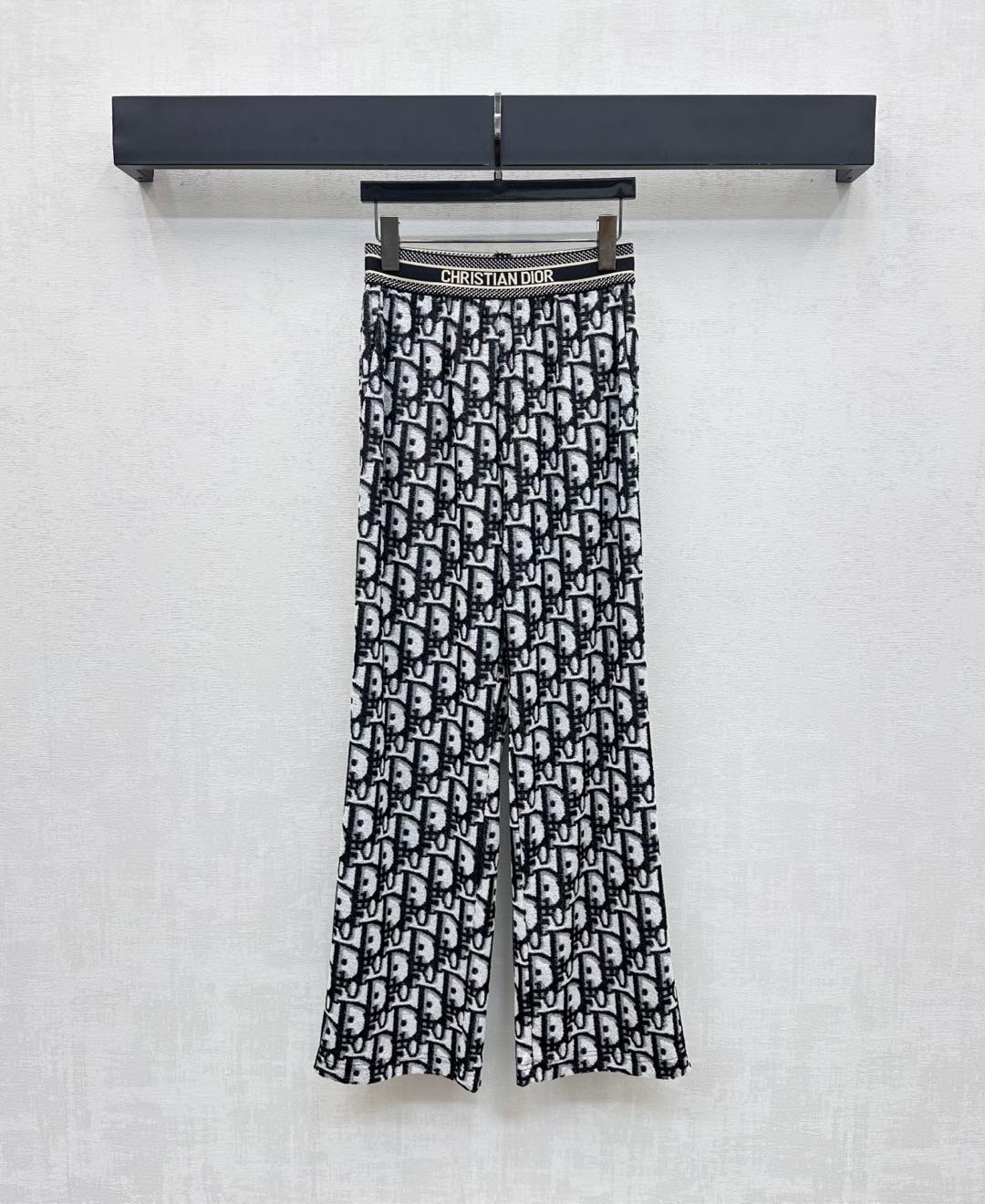 NO:507412,Dio*'s newest product on-the-shelf webbing jacquard straight trousers customized YB imported twill cotton material, siding and comfortable. The waist is decorated with contrasting letters webbing splicing. Fashionable and high-end. It is covered with iconic letter jacquard elements throughout the body to highlight the brand tone. High-waist design. Suitable for different occasions to wear. Different outfits are presented. The surface auxiliary materials are developed. Straight trousers style tailoring. Daily commuting outfits are simple and elegant. The casual top is high-end and fashionable. High-version, dior, alexander wang19860909Dio*新品上架织带提花直筒长裤定制YB进口斜纹棉材质 垂顺舒适有型 腰间饰以撞色字母织带拼接处理 时髦高级 配合通体铺满标志性字母提花元素 彰显品牌调性 高腰设计 适穿不同场合需求 呈现不同穿搭造型 面辅料开发 直筒长裤版型剪裁 日常通勤穿搭简约大气 随意搭配上装都高级时髦   高版本,,dior,alexander wang,Women's clothing