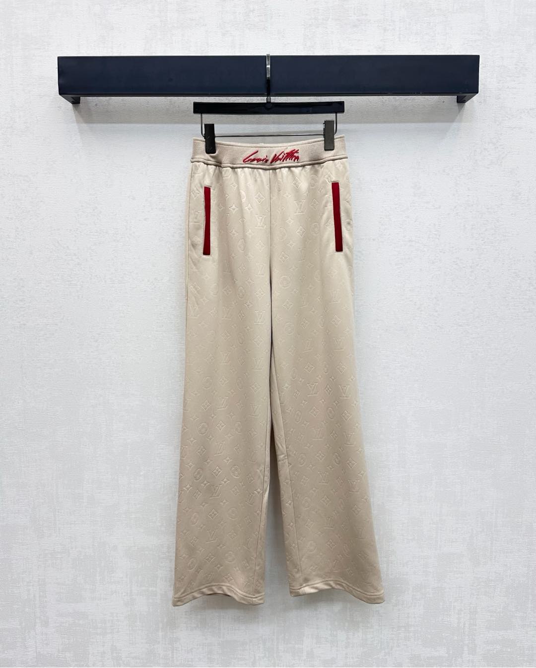 NO:507428,Louis Vuitto*2025 new product is available on the shelves of high-waist embossed straight trousers customized YB imported twill cotton material, comfortable and breathable, smooth and stylish, full of iconic four-leaf clover letter embossed elements, combined with waist embroidered letter embroidery logo decoration, highlighting the brand tone, elastic waist belt insert pocket style contrast design, rich and practical, adding layered styling, surface auxiliary materials development, high waist wide-leg trousers tailoring, casually matched and casually fashionable, high version 2 colors,,louis vuitton,alexander wang19860909Louis Vuitto*2025新品上架高腰压花直筒长裤定制YB进口斜纹全棉材质 舒适透气 垂顺有型 通体满铺标志性四叶草字母压花元素 配合腰间点缀字母刺绣徽标装饰 彰显品牌调性 弹力腰带插兜口袋版型撞色设计 丰富实用 增添造型层次感 面辅料开发 高腰阔腿长裤剪裁 随意搭配穿搭休闲时髦 高版本2色,,louis vuitton,alexander wang,Women's clothing