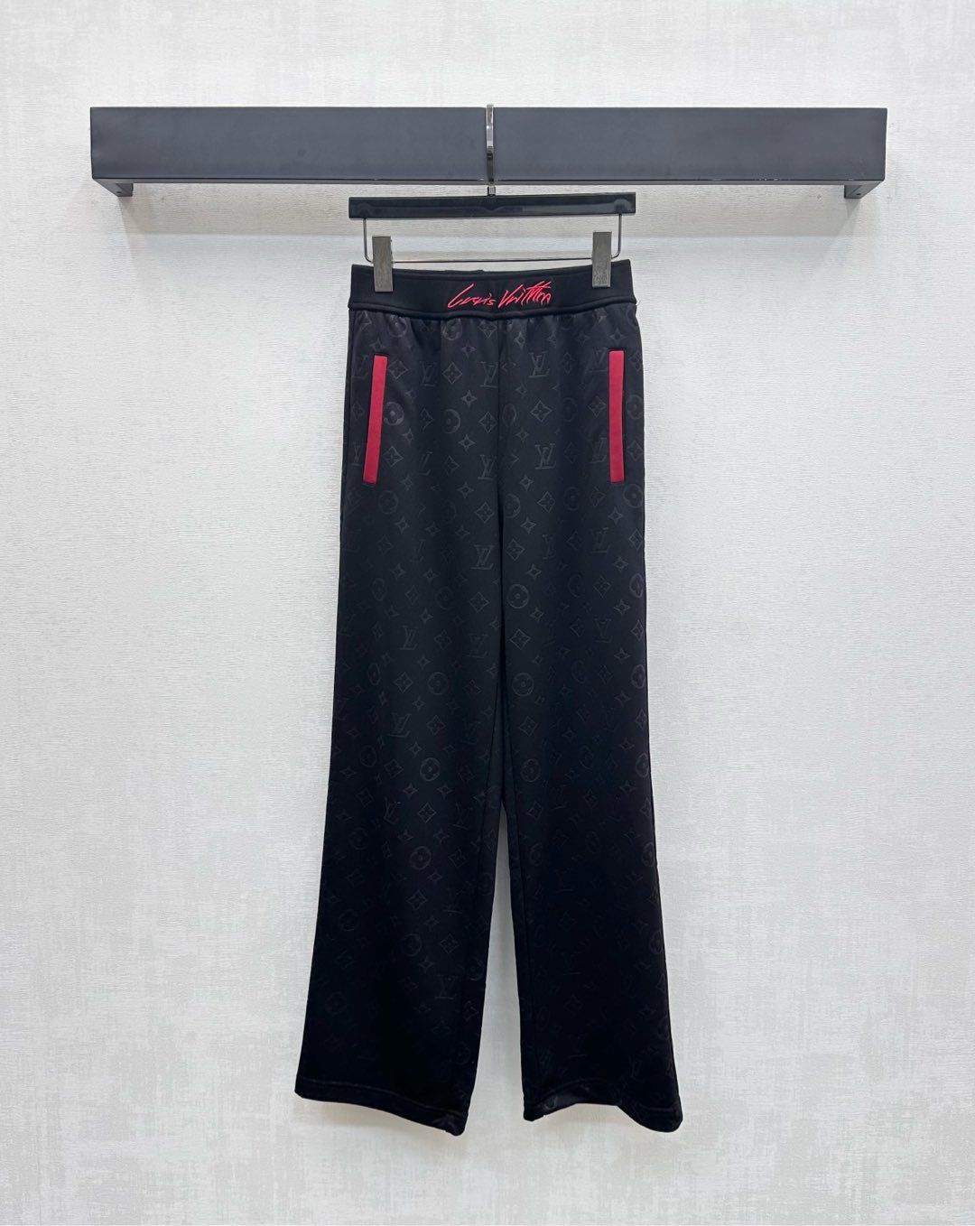 NO:507420,Louis Vuitto*2025 new product is available on the shelves of high-waist embossed straight trousers customized YB imported twill cotton material, comfortable and breathable, smooth and stylish, full of iconic four-leaf clover letter embossed elements, combined with waist embroidered letter embroidery logo decoration, highlighting the brand tone, elastic waist belt insert pocket style contrast design, rich and practical, adding layered styling, surface auxiliary materials development, high waist wide-leg trousers tailoring, casually matched and casually fashionable, high version 2 colors,,louis vuitton,alexander wang19860909Louis Vuitto*2025新品上架高腰压花直筒长裤定制YB进口斜纹全棉材质 舒适透气 垂顺有型 通体满铺标志性四叶草字母压花元素 配合腰间点缀字母刺绣徽标装饰 彰显品牌调性 弹力腰带插兜口袋版型撞色设计 丰富实用 增添造型层次感 面辅料开发 高腰阔腿长裤剪裁 随意搭配穿搭休闲时髦 高版本2色,,louis vuitton,alexander wang,Women's clothing