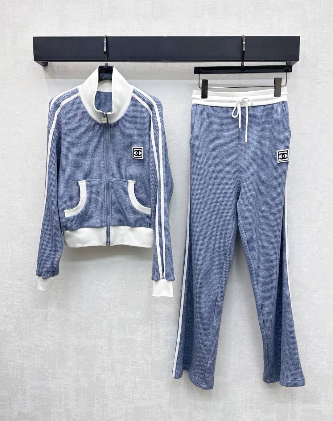 NO:507364,Chane*2025 new product launches the contrasting color jacket jacket trousers set customized YB imported material, sagging and comfortable, waffle braided texture, the outer side of the shoulders is decorated with striped webbing design, contrasting color threaded edge-covering, easy outline the slack lines of the shoulders, open zipper adjustment design is easy to put on and off, and add layering to the styling. The chest is decorated with standard double C logo to highlight the brand tone, surface auxiliary material development, stand-up collar jacket jacket trousers set, the outer webbing logo echoes, meets various needs of daily dates, presenting a casual and free style, complete sets of fashionable and fashionable, high-version 2 colors 36 38 40,,chanel, jackets & coats, jackets & coats, alexander wang19860909Chane*2025新品上架撞色夹克外套长裤套装定制YB进口材质 垂顺舒适 通体华夫编织肌理 双肩外侧饰以条纹织带设计撞色螺纹包边修饰轮廓 轻松勾勒落肩松弛感线条 开襟拉链调节设计穿脱方便 增添造型层次感 胸前点缀标准性双C徽标 彰显品牌调性 面辅料开发 立领夹克外套长裤套装 腿外侧织带徽标呼应 满足日常约会多种需求 呈现随性自由的穿搭风格 成套穿搭时髦洋气  高版本2色36 38 40,,chanel,jackets & coats,jackets & coats,alexander wang,Women's clothing