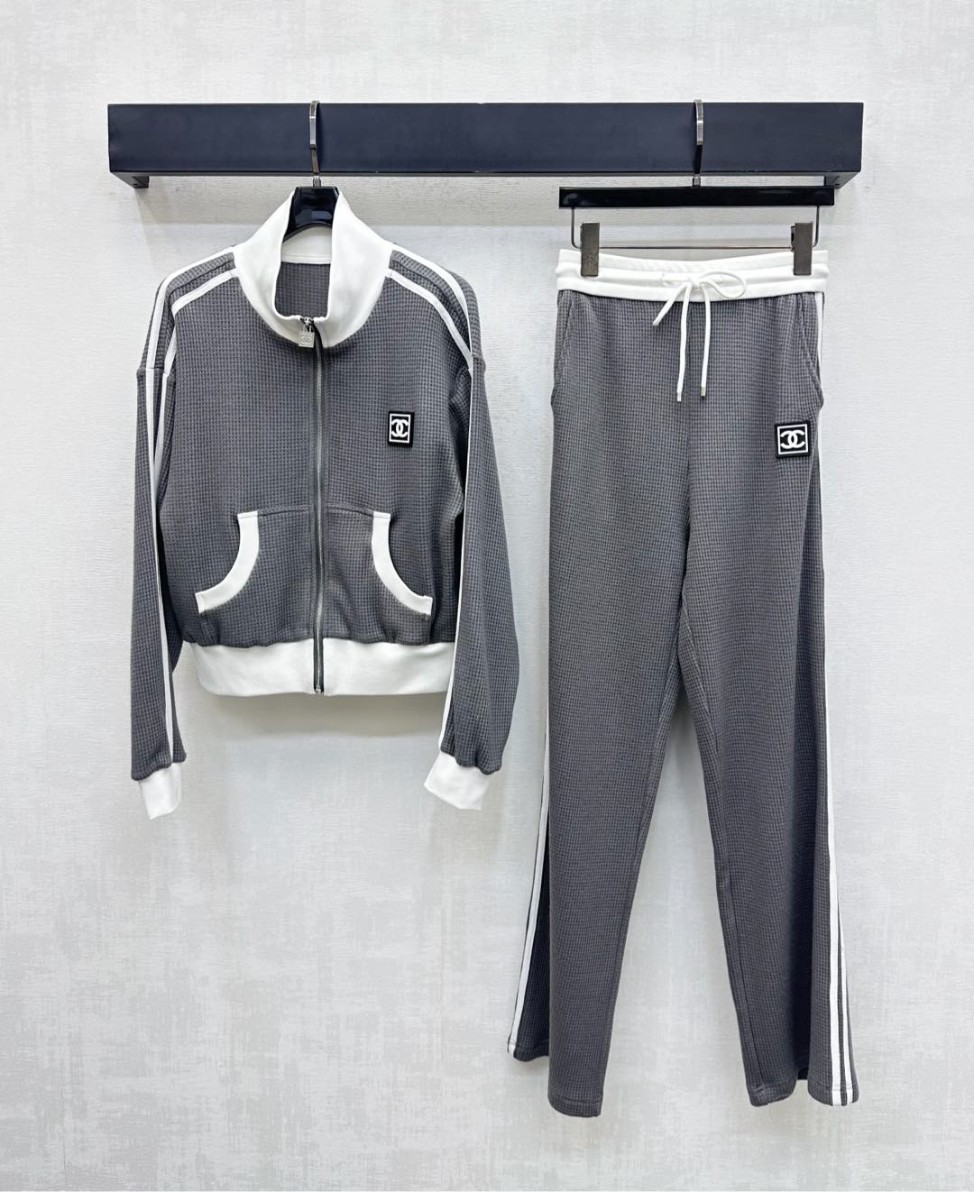 NO:507403,Chane*2025 new product launches the contrasting color jacket jacket trousers set customized YB imported material, sagging and comfortable, waffle braided texture, the outer side of the shoulders is decorated with striped webbing design, contrasting color threaded edge-covering, easy outline the slack lines of the shoulders, open zipper adjustment design is easy to put on and off, and add layering to the styling. The chest is decorated with standard double C logo to highlight the brand tone, surface auxiliary material development, stand-up collar jacket jacket trousers set, the outer webbing logo echoes, meets various needs of daily dates, presenting a casual and free style, complete sets of fashionable and fashionable, high-version 2 colors 36 38 40,,chanel, jackets & coats, jackets & coats, alexander wang19860909Chane*2025新品上架撞色夹克外套长裤套装定制YB进口材质 垂顺舒适 通体华夫编织肌理 双肩外侧饰以条纹织带设计撞色螺纹包边修饰轮廓 轻松勾勒落肩松弛感线条 开襟拉链调节设计穿脱方便 增添造型层次感 胸前点缀标准性双C徽标 彰显品牌调性 面辅料开发 立领夹克外套长裤套装 腿外侧织带徽标呼应 满足日常约会多种需求 呈现随性自由的穿搭风格 成套穿搭时髦洋气  高版本2色36 38 40,,chanel,jackets & coats,jackets & coats,alexander wang,Women's clothing