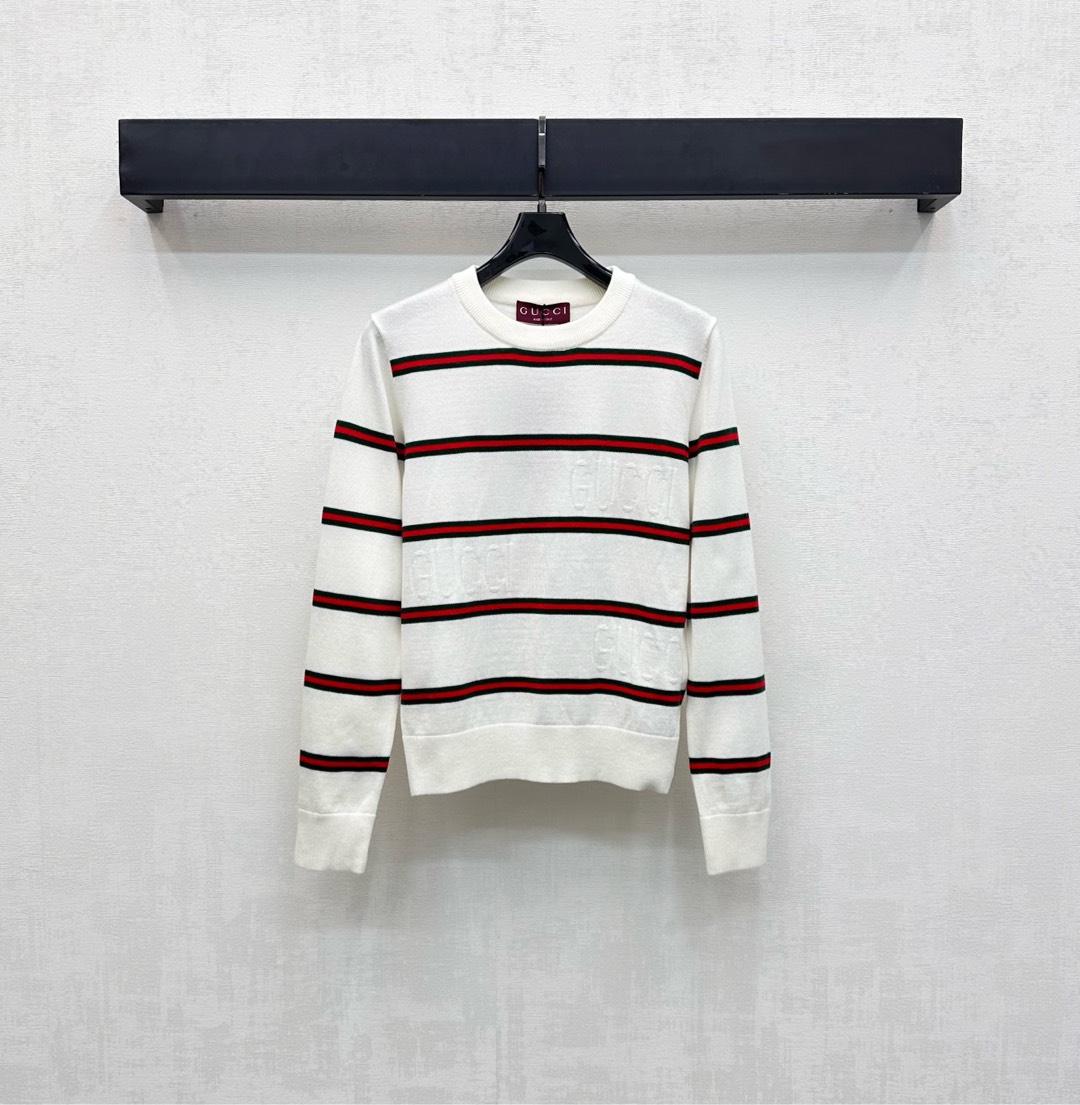 NO:507413,Gucc*2025 new product is available on the shelves of round neck knitted tops, customized YB imported wool material, comfortable and breathable, soft and skin-friendly, classic red and green contrasting stripes all over the body, adding layered texture to the garment is integrated with the iconic letters, highlighting the brand tone, surface and auxiliary materials development, round neck knitted pullover top cut, essential for autumn and winter outfits, daily casual outfit guide, relaxed and fashionable, high version 2 colors,,gucci,alexander wang19860909Gucc*2025新品上架圆领针织上衣定制YB进口羊毛材质 舒适透气 柔软亲肤 通体经典红绿色撞色条纹交错 增添造型层次感 成衣融入标志性字母暗纹装点 彰显品牌调性 面辅料开发 圆领针织套头上衣剪裁 秋冬穿搭必不可少 日常休闲穿搭指南 松弛时髦   高版本2色,,gucci,alexander wang,Women's clothing