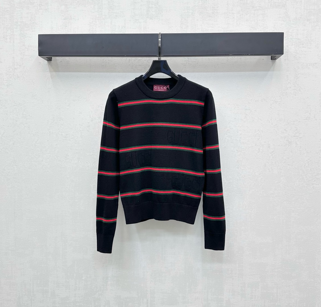 NO:507434,Gucc*2025 new product is available on the shelves of round neck knitted tops, customized YB imported wool material, comfortable and breathable, soft and skin-friendly, classic red and green contrasting stripes all over the body, adding layered texture to the garment is integrated with the iconic letters, highlighting the brand tone, surface and auxiliary materials development, round neck knitted pullover top cut, essential for autumn and winter outfits, daily casual outfit guide, relaxed and fashionable, high version 2 colors,,gucci,alexander wang19860909Gucc*2025新品上架圆领针织上衣定制YB进口羊毛材质 舒适透气 柔软亲肤 通体经典红绿色撞色条纹交错 增添造型层次感 成衣融入标志性字母暗纹装点 彰显品牌调性 面辅料开发 圆领针织套头上衣剪裁 秋冬穿搭必不可少 日常休闲穿搭指南 松弛时髦   高版本2色,,gucci,alexander wang,Women's clothing