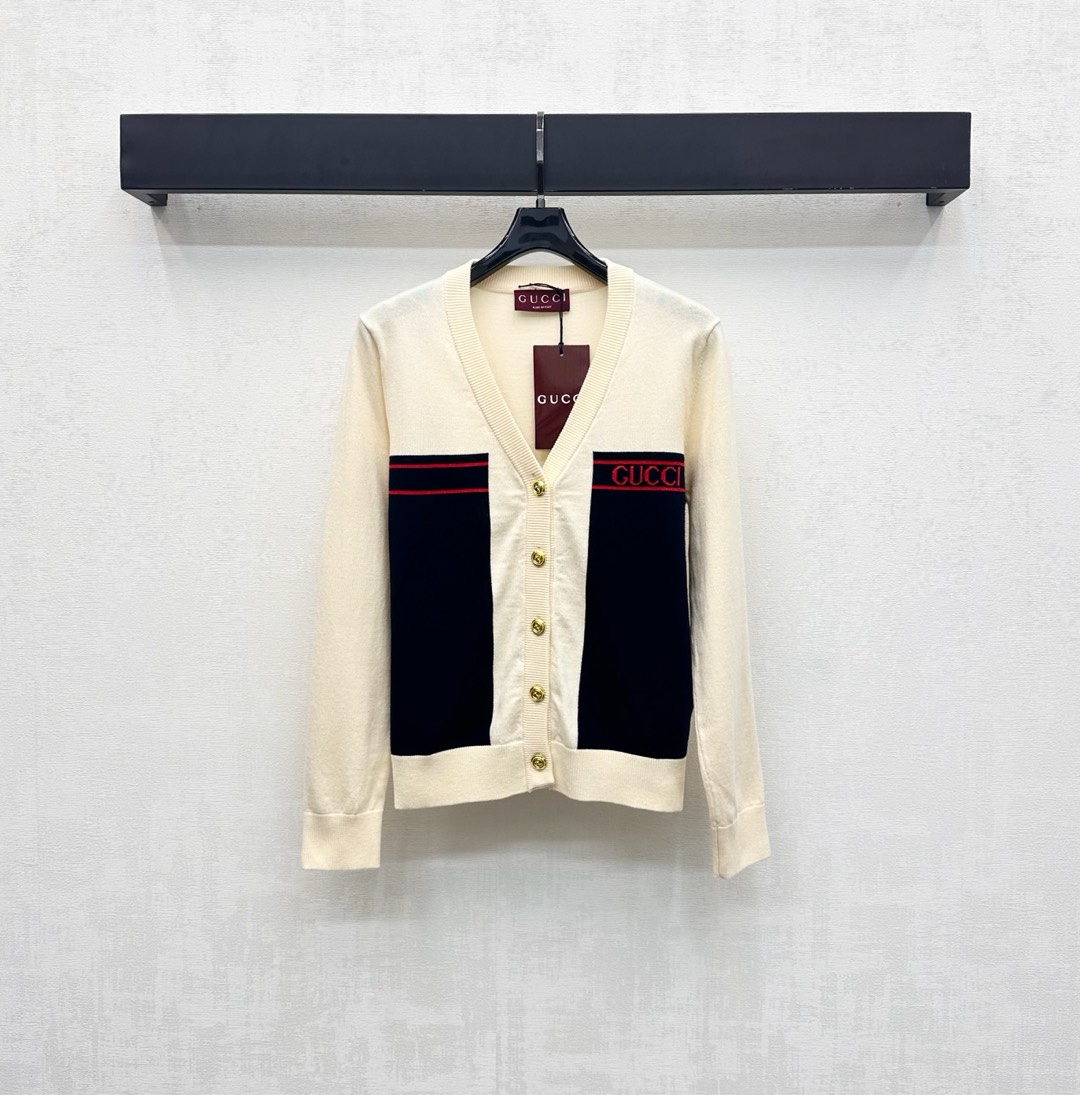 NO:507424,Gucc*2025 new product is available on the shelves of V-neck knitted cardigan custom YB imported wool knitted material, elastic and comfortable, full texture, the upper body presents a casual and lazy style, the chest is spliced ​​red to form a collision, adding a sense of styling, the chest is decorated with iconic crochet letter logo decoration, highlighting the brand tone, surface auxiliary material development, knitted long-sleeved cardigan tailoring, daily commuting outfits, retro and age-reducing, high version 2 colors,,gucci,alexander wang19860909Gucc*2025新品上架V领针织开衫定制YB进口羊毛针织材质 弹力舒适 质感十足 上身呈现休闲慵懒的穿搭格调 胸前拼接红色形成碰撞 增添造型层次感 胸前融入标志性钩花字母徽标装饰 彰显品牌调性 面辅料开发 针织长袖开衫剪裁 日常通勤穿搭出彩时髦 复古减龄  高版本2色,,gucci,alexander wang,Women's clothing