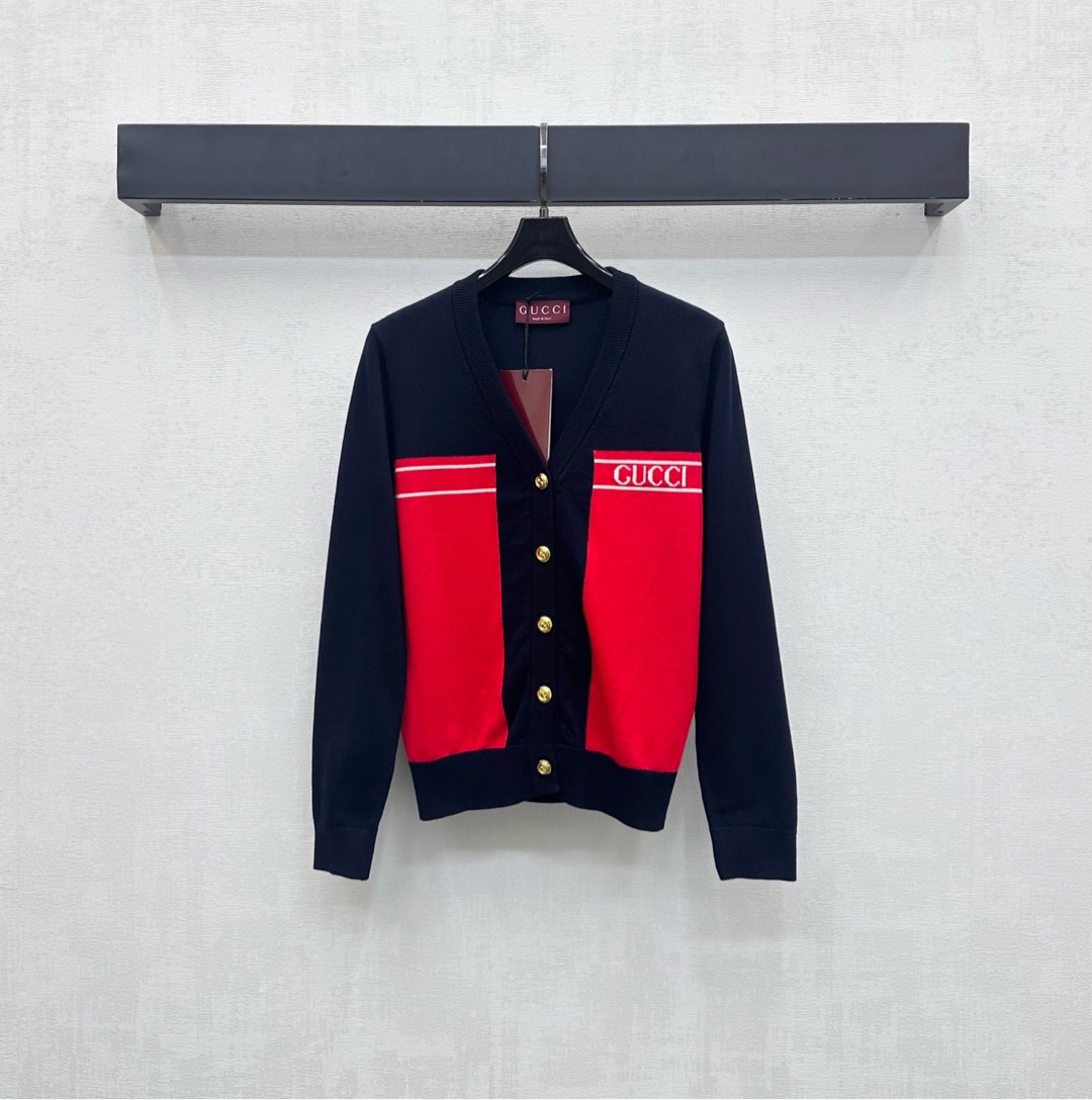 NO:507432,Gucc*2025 new product is available on the shelves of V-neck knitted cardigan custom YB imported wool knitted material, elastic and comfortable, full texture, the upper body presents a casual and lazy style, the chest is spliced ​​red to form a collision, adding a sense of styling, the chest is decorated with iconic crochet letter logo decoration, highlighting the brand tone, surface auxiliary material development, knitted long-sleeved cardigan tailoring, daily commuting outfits, retro and age-reducing, high version 2 colors,,gucci,alexander wang19860909Gucc*2025新品上架V领针织开衫定制YB进口羊毛针织材质 弹力舒适 质感十足 上身呈现休闲慵懒的穿搭格调 胸前拼接红色形成碰撞 增添造型层次感 胸前融入标志性钩花字母徽标装饰 彰显品牌调性 面辅料开发 针织长袖开衫剪裁 日常通勤穿搭出彩时髦 复古减龄  高版本2色,,gucci,alexander wang,Women's clothing