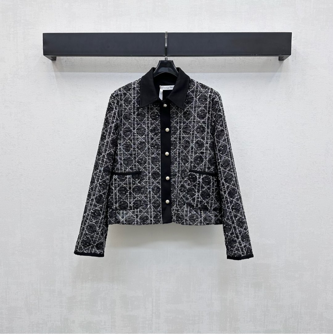NO:516990,Dio*'s new product lapel diamond pattern jacket is customized with YB imported cotton-element mulberry silk material. It is comfortable and comfortable. It has a full texture. The whole body is treated with diamond pattern. It is matched with the neckline cuffs and the front closure is black. Echo the upper edge of the pocket to add a sense of styling. The open-clad pearl buttons are incorporated into the logo of the iconic CD letters and logos. Light up details to highlight the brand tone. The surface accessories are developed to create lapel long-sleeved jackets. The upper body is high-end and fashionable. You can easily match it in daily commuting. Ceiling silk lining. High-end version,,dior,jackets & coats,real silk,alexander wang19860909Dio*新品上架翻领菱格纹外套定制YB进口棉纶桑蚕丝材质 垂顺舒适 质感十足 通体沿用菱形纹造型处理 配合领口袖口前襟沿用黑色包边 呼应口袋上缘 增添造型层次感 开襟珍珠纽扣融入标志性CD字母徽标装饰 点亮细节 彰显品牌调性 面辅料开发翻领长袖外套剪裁 上身高级时髦 日常通勤都可以轻松驾驭搭配 天花板真丝内衬 高版本,,dior,jackets & coats,real silk,alexander wang,Women's clothing