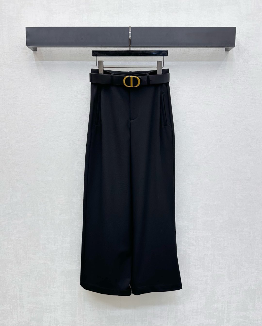 NO:516967,Dio* new product is on the shelf of high-waist straight trousers customized YB imported worsted wool material breathable and comfortable, full texture, voxel color base with three-dimensional compression pleated cutting to create a fit effect, modify the waist and hips, add a sense of styling, and use leather belt perforated adjustment design, and incorporate the iconic letter embroidery logo embellishment decoration with the rear hips to highlight the brand tone, surface auxiliary material development, high-waist wide-leg trousers tailoring, daily commuting outfit simple and high-end retro and fashionable, high-version, dior, alexander wang19860909Dio*新品上架高腰直筒长裤定制YB进口精纺羊毛材质 透气舒适 质感十足 通体素色打底配合立体压褶裁剪打造贴合效果 修饰腰身胯部 增添造型层次感 腰间沿用皮革腰带穿孔调节设计 配合后臀融入标志性字母刺绣徽标点缀装饰 彰显品牌调性 面辅料开发 高腰阔腿长裤剪裁 日常通勤穿搭简约高级 复古时髦  高版本,,dior,alexander wang,Women's clothing