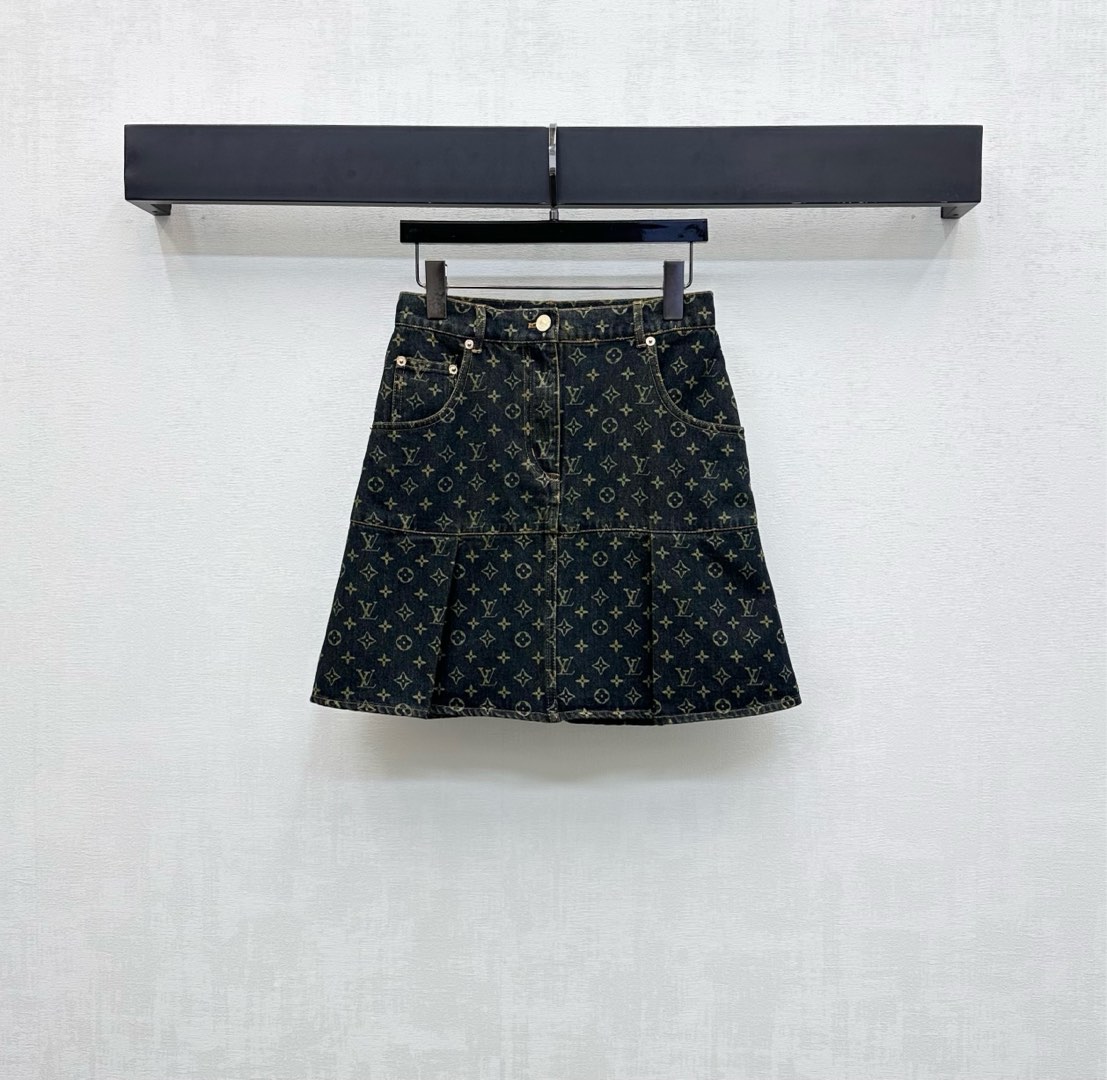 NO:508111,Louis Vuitto*2025 new product launches laser fishtail denim skirt custom YB imported twill cotton denim material soft, comfortable and breathable, repeated enzyme washing process, not easy to dye and decolorize, high waist buckle symmetrical pocket style with pleated fishtail skirt design, add layered look, full-print iconic four-leaf clover letter jacquard logo elements, highlight brand tone, surface auxiliary material development, pleated A-line skirt tailoring, can be matched with the same series of shirt jackets, complete sets of retro and high-end, fashionable and fashionable, can also be purchased separately, high-end version,,louis vuitton, skirts, jackets & coats,alexander wang19860909Louis Vuitto*2025新品上架激光鱼尾牛仔半裙定制YB进口斜纹棉牛仔材质 柔软舒适透气 反复酵素水洗工艺处理 不易染色脱色 高腰系扣对称口袋版型配合压褶鱼尾裙摆设计 增添造型层次感 通体满印标志性四叶草字母提花徽标元素 彰显品牌调性 面辅料开发 压褶A字半裙剪裁 可搭配同系列衬衣外套 成套穿搭复古高级 时髦洋气 也可分开购入搭配  高版本,,louis vuitton,skirts,jackets & coats,alexander wang,Women's clothing