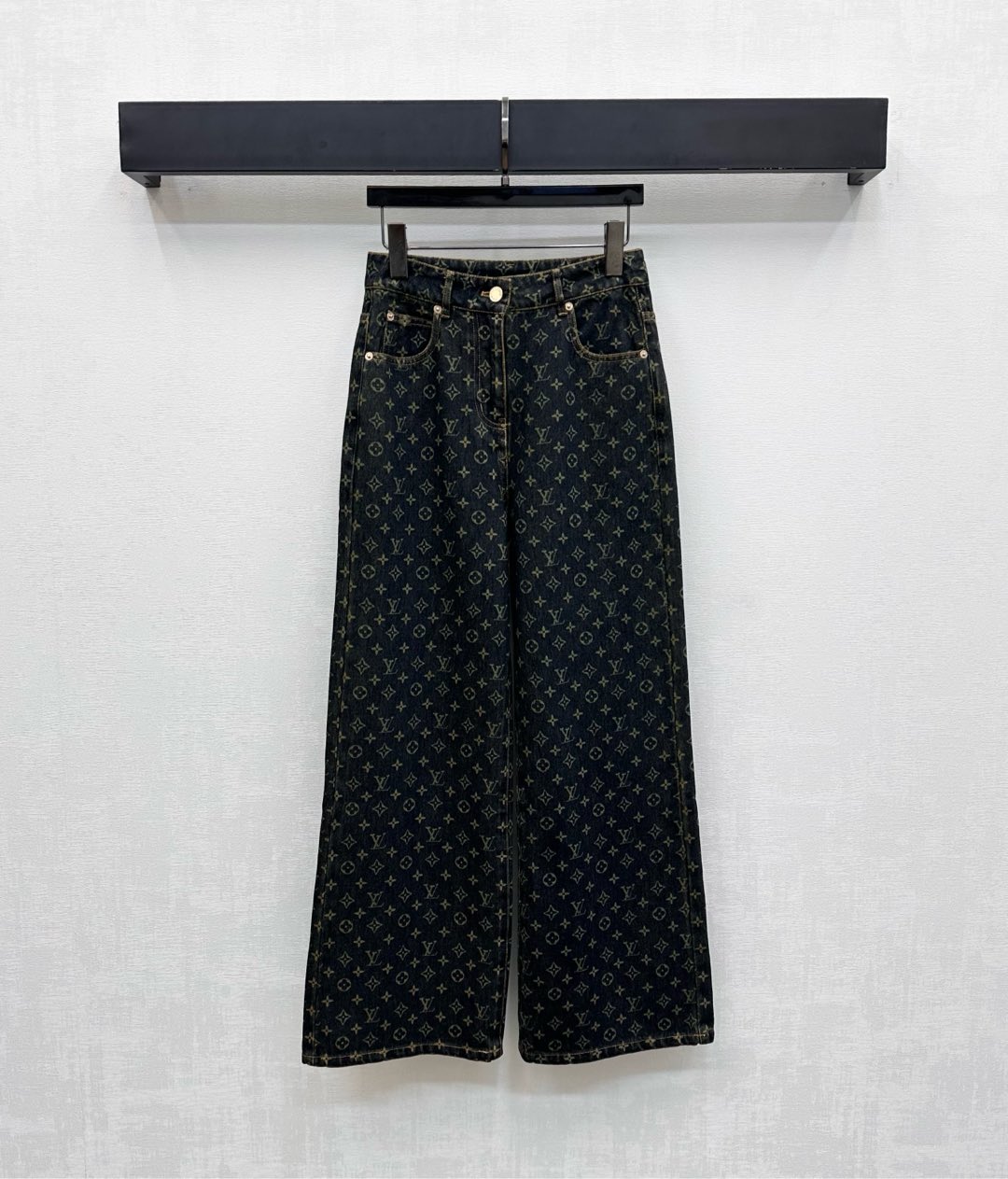 NO:508097,Louis Vuitto*2025 new product launches laser denim straight trousers customized YB imported twill cotton denim material, full texture, repeated enzyme washing process, not easy to dye and decolorize, ready-made clothes are covered with iconic four-leaf clover jacquard letter logo elements, highlighting the brand tone, yellow bright line outline, with high waist buckle insert pocket style design, add layered look, simple and high-end, surface auxiliary material development, high waist buckle straight trousers tailored, can be matched with the same series of shirt jackets, complete sets of retro and high-end, fashionable and fashionable, can also be purchased separately, high-end,,louis vuitton, jackets & coats,alexander wang19860909Louis Vuitto*2025新品上架激光牛仔直筒长裤定制YB进口斜纹全棉牛仔材质 质感十足 反复酵素水洗工艺处理 不易染色脱色 成衣铺满标志性四叶草提花字母徽标元素 彰显品牌调性 通体黄色明线轮廓 配合高腰系扣插兜口袋版型设计 增添造型层次感 简约高级 面辅料开发 高腰系扣直筒裤剪裁 可搭配同系列衬衣外套 成套穿搭复古高级 时髦洋气 也可分开购入搭配 高版本,,louis vuitton,jackets & coats,alexander wang,Women's clothing