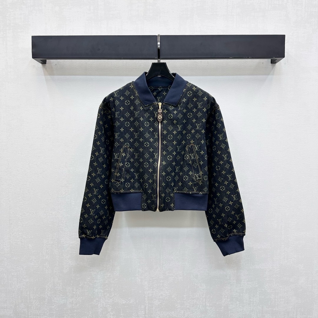 NO:508117,Louis Vuitto*2025 new product is available on the shelves of laser denim jacket custom YB imported twill cotton denim material, full texture, repeated enzyme washing process, not easy to dye and decolorize, ready-made clothes are covered with iconic four-leaf clover jacquard letter logo elements, matched with contrasting thread edge design, highlighting the brand tone, the whole yellow bright line contour is combined with the open-clad leather zipper adjustment design, adds styling layering, simple and high-end, surface auxiliary material development, jacket style tailoring, can be matched with the same series of trousers and skirts, complete sets of retro and high-end, fashionable and fashionable, can also be purchased separately, high-end,,louis vuitton, skirts, jackets & coats, jackets & coats, alexander wang19860909Louis Vuitto*2025新品上架激光牛仔夹克外套定制YB进口斜纹全棉牛仔材质 质感十足 反复酵素水洗工艺处理 不易染色脱色 成衣铺满标志性四叶草提花字母徽标元素 搭配撞色螺纹包边设计 彰显品牌调性 通体黄色明线轮廓配合开襟皮革拉链调节设计 增添造型层次感 简约高级 面辅料开发 夹克外套版型剪裁 可搭配同系列裤裙 成套穿搭复古高级 时髦洋气 也可分开购入搭配  高版本,,louis vuitton,skirts,jackets & coats,jackets & coats,alexander wang,Women's clothing